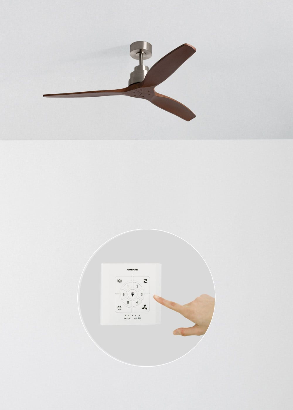 Un ventilador de techo moderno con tres aspas de madera está montado sobre una base de metal cepillado. Un dedo presiona un botón en un control remoto blanco.