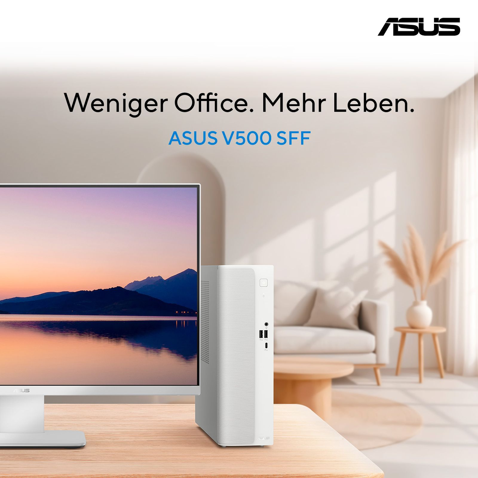 Un PC Asus bianco accanto a un monitor che mostra un paesaggio montano.