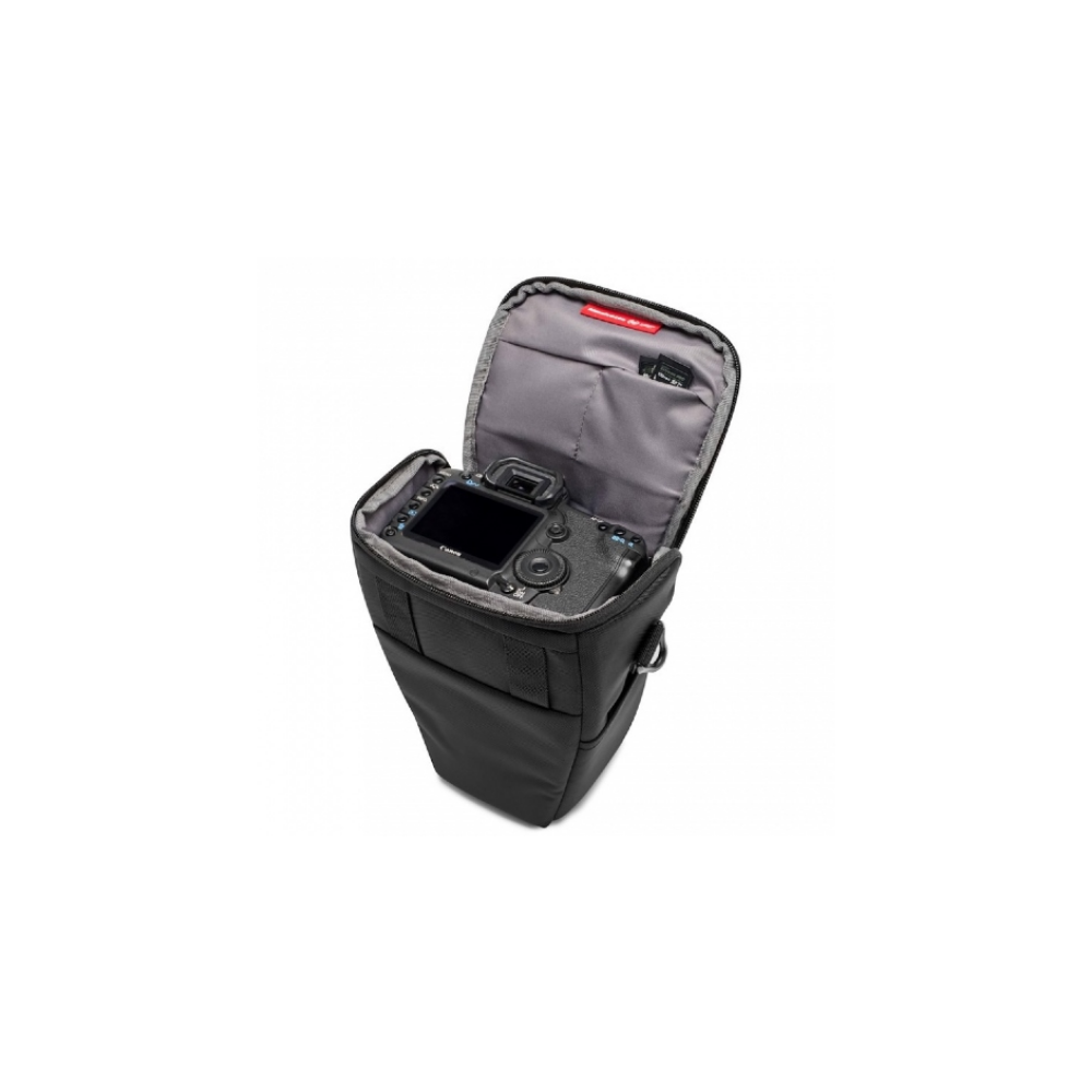 Una borsa per fotocamera nera con patta aperta, contenente una fotocamera reflex digitale all'interno.