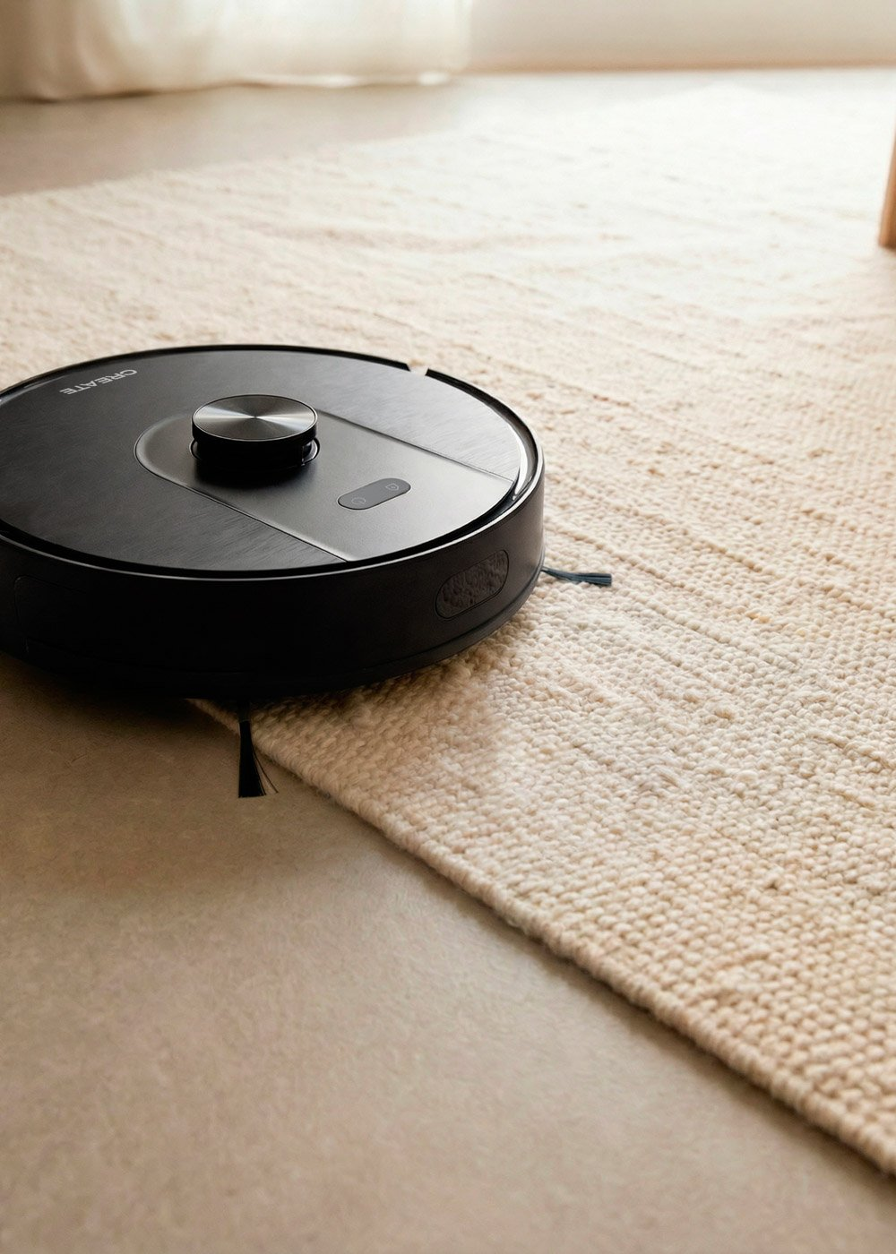 Un robot aspirador negro limpia una alfombra de color claro.