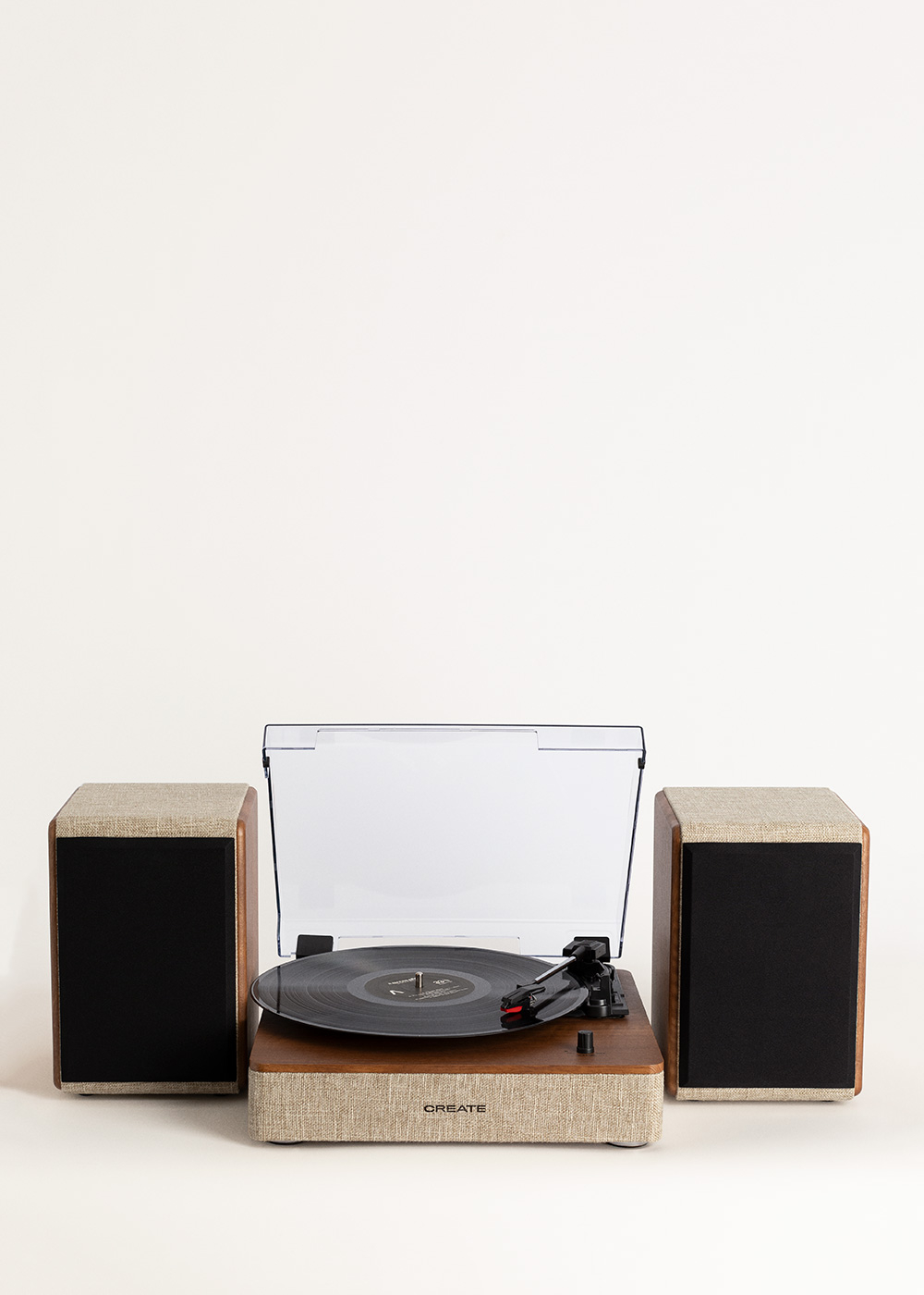 Un tocadiscos con dos altavoces de aspecto de madera cubiertos de tela.