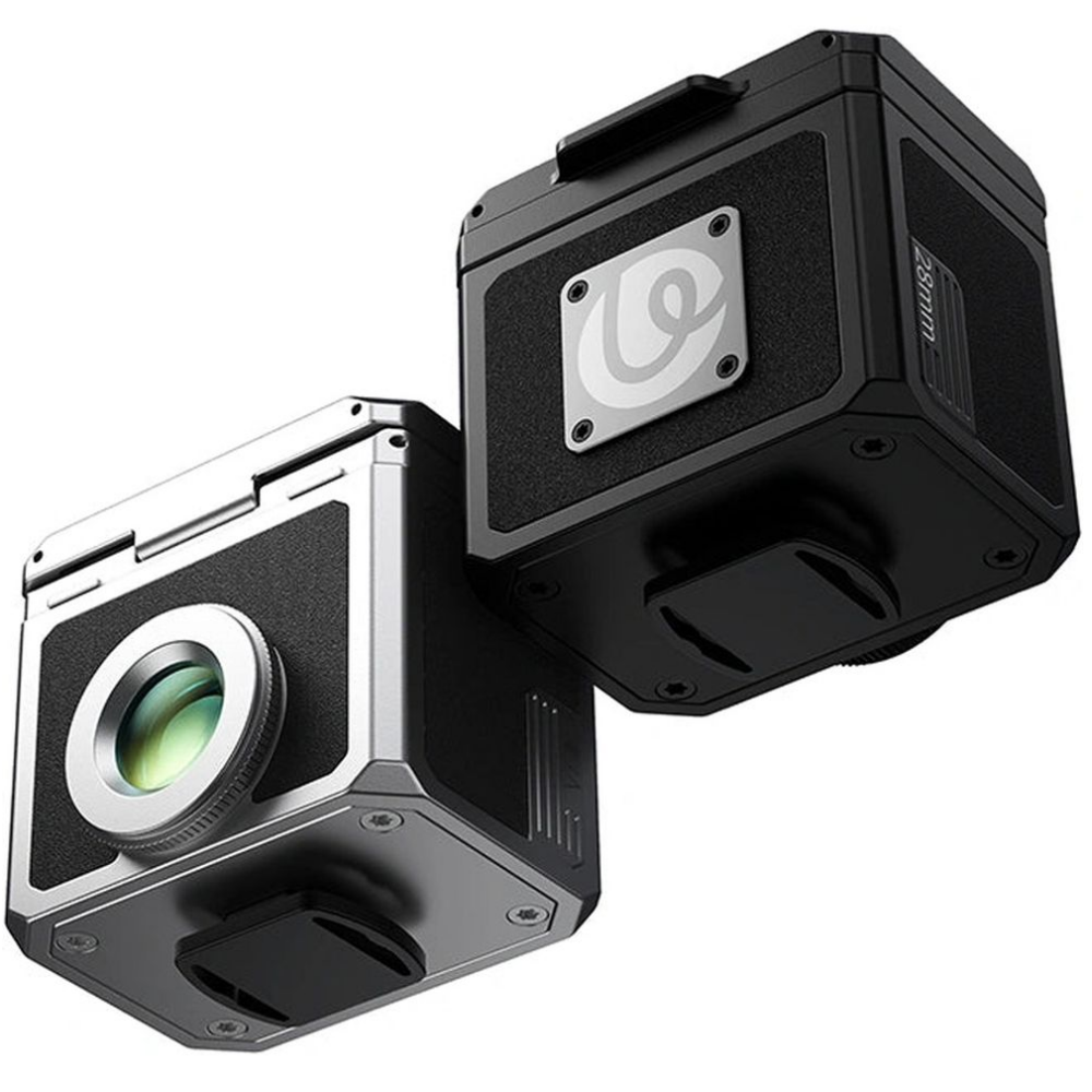 Twee kubusvormige camera's, één zilverkleurig, één zwart, worden getoond op witte achtergrond.