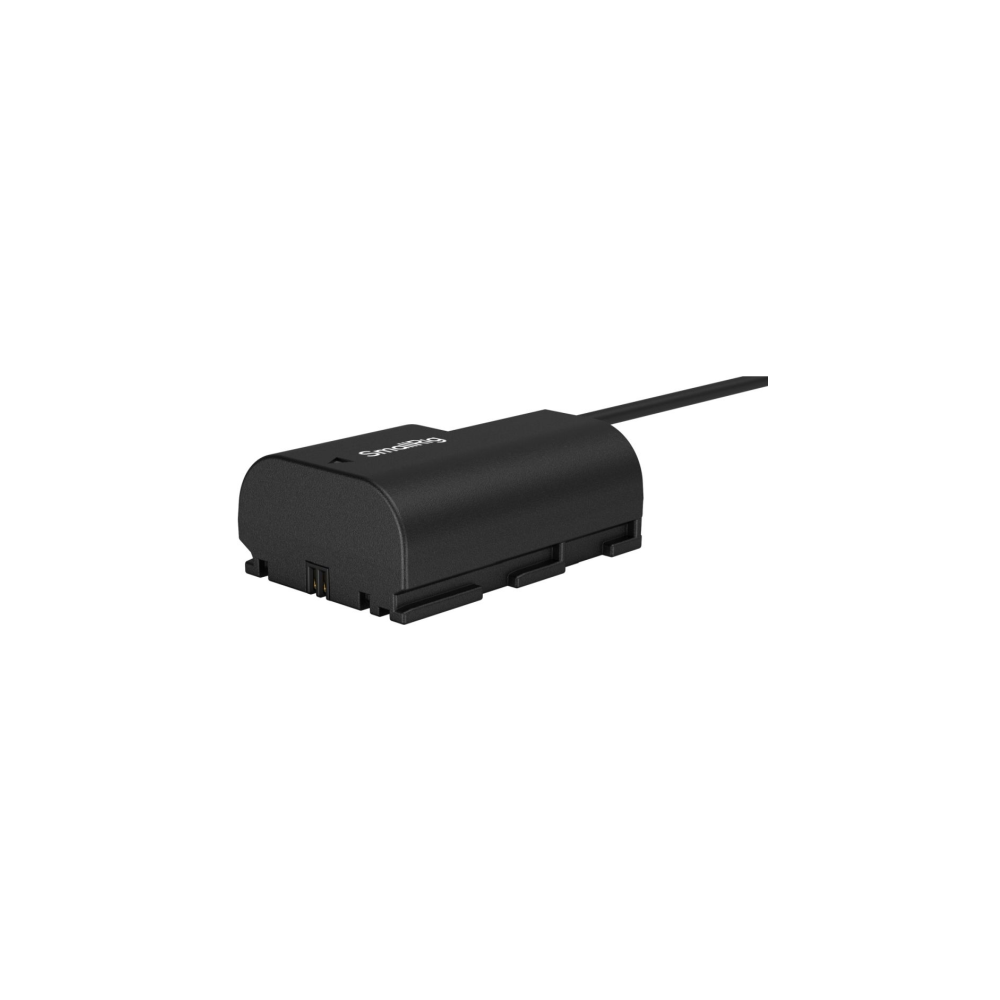 Zwarte batterij met kabel, op witte achtergrond.