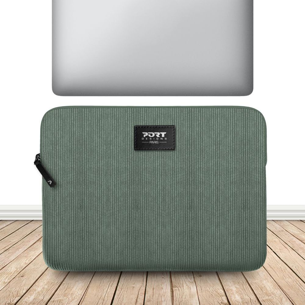 Una custodia verde per laptop con il logo Port Designs Paris, davanti a un laptop.