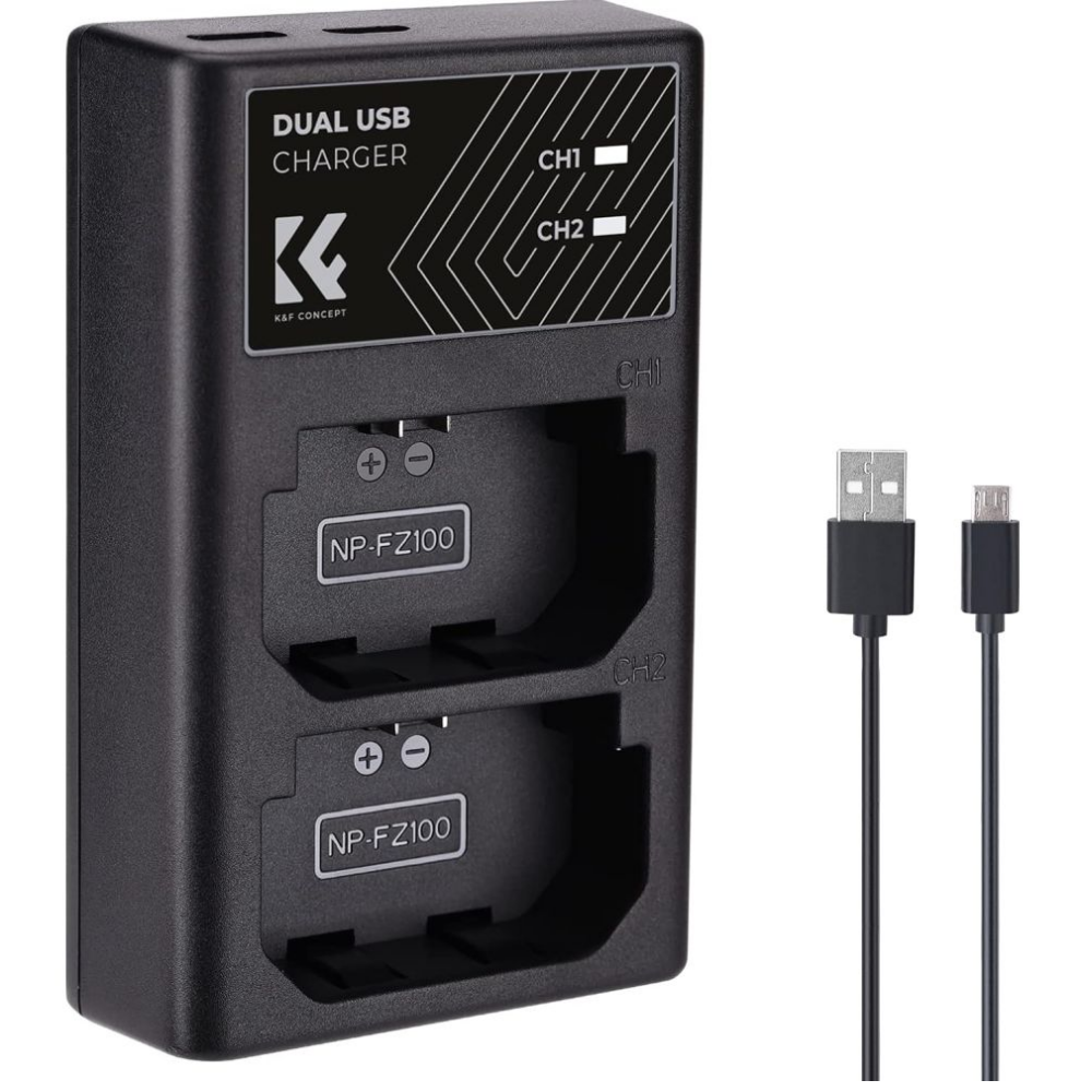 Zwarte dual USB-oplader voor NP-FZ100 batterijen met twee USB-kabels.