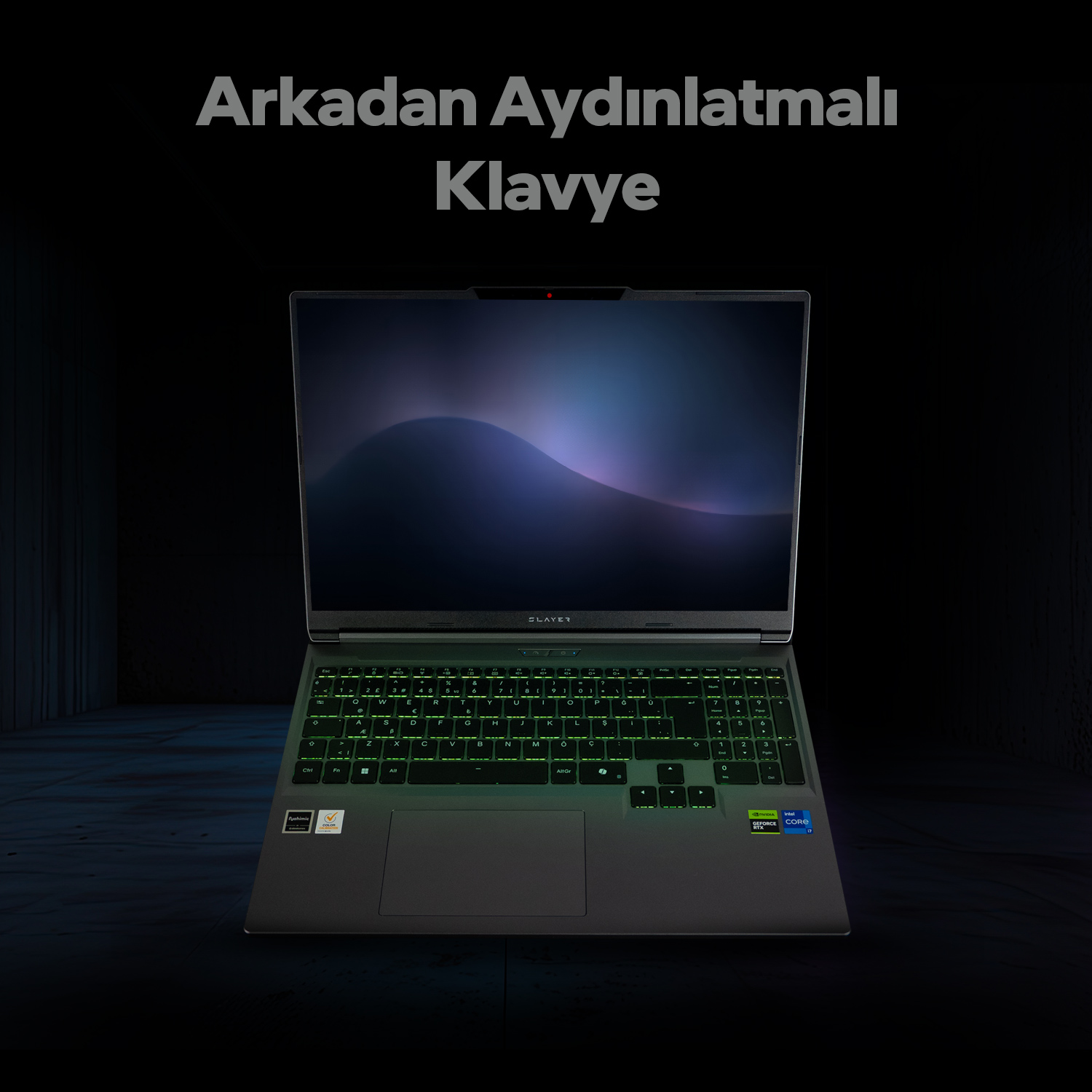Aydınlatmalı yeşil klavyeli açık dizüstü bilgisayar karanlık zeminde.