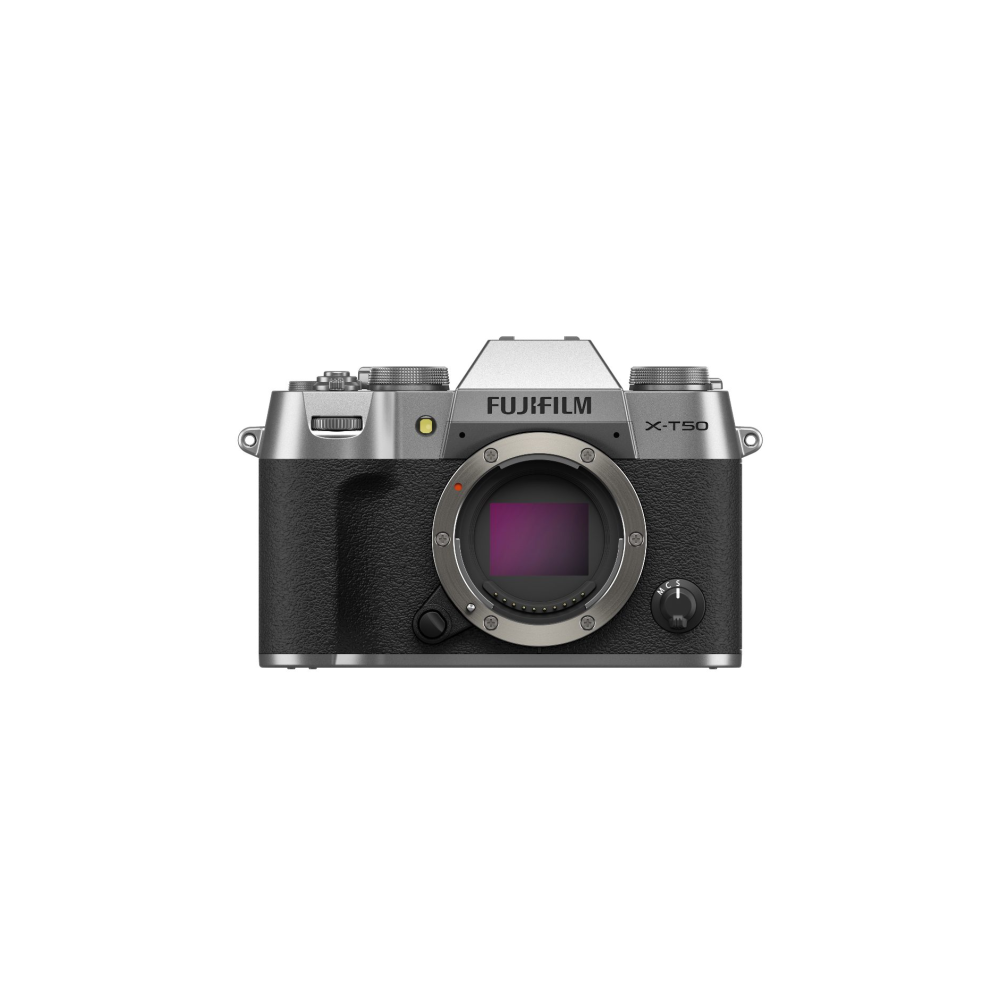 Zilveren Fujifilm X-T50 camera met zwarte grip en zichtbare lensvatting.