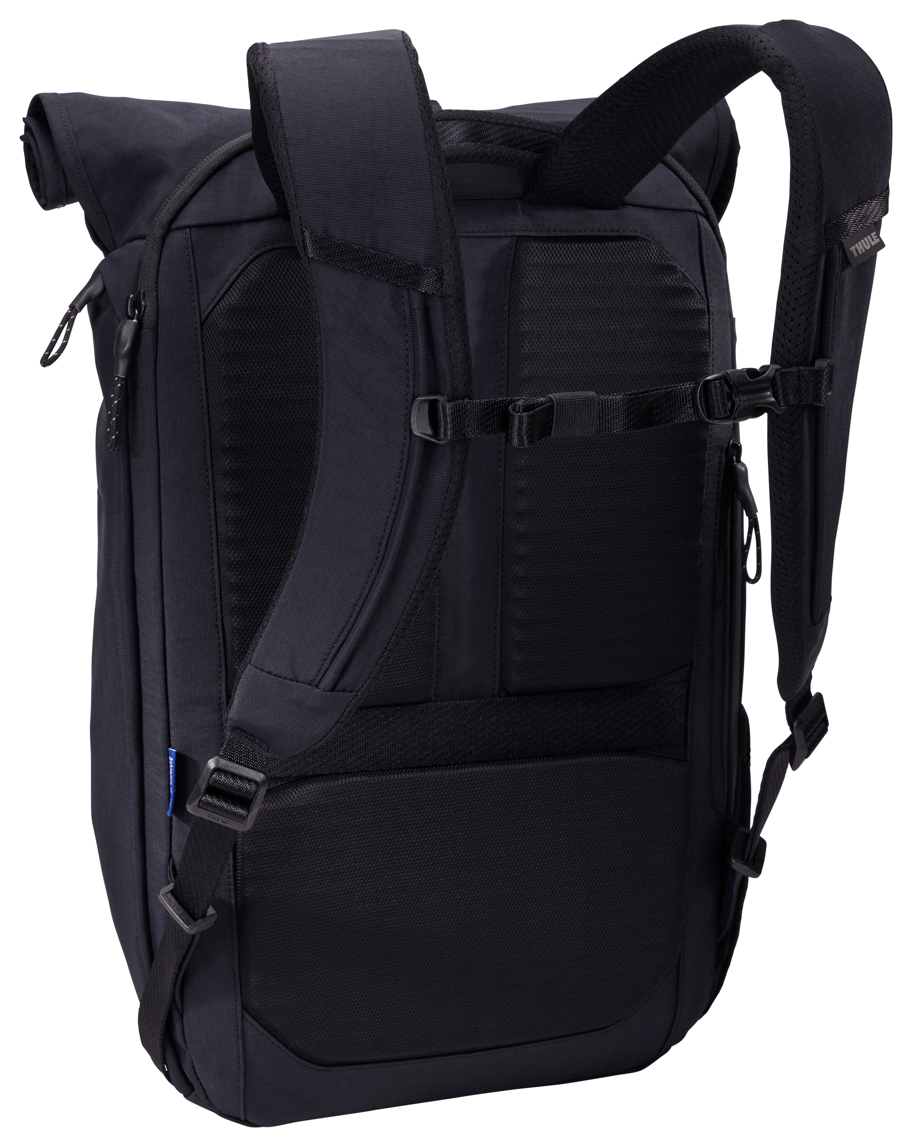 Rückseite eines schwarzen Rucksacks mit gepolsterten Schultergurten und Netzrücken.