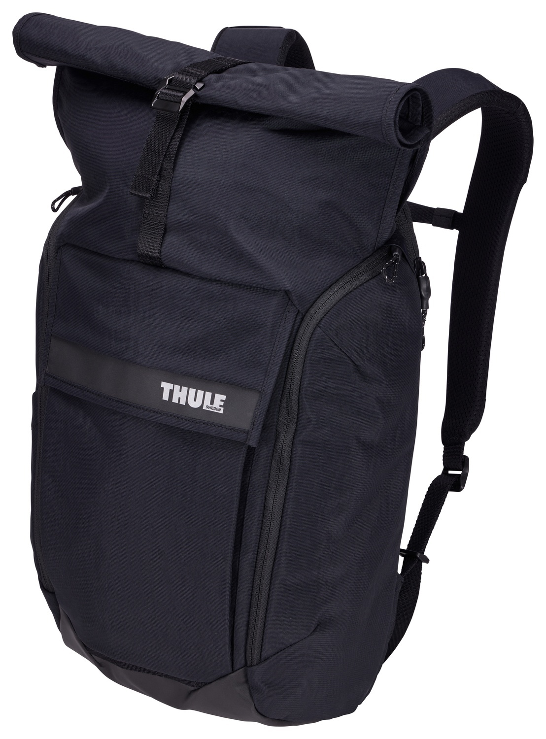 Schwarzer Rucksack mit aufgerolltem Verschluss und Thule-Logo.