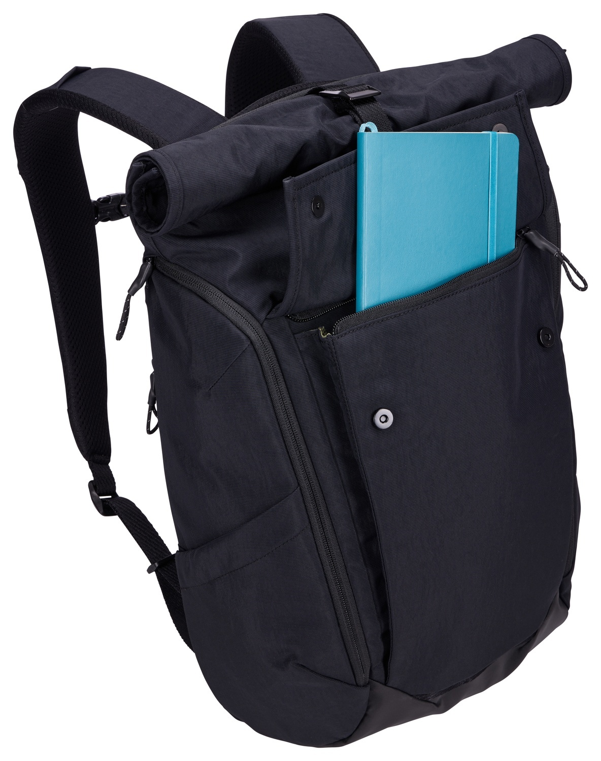 Schwarzer Rucksack mit aufgerolltem Verschluss und hellblauer Notizbuch-Einlage.