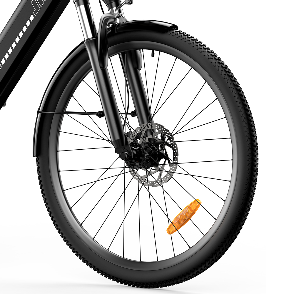 Ruota anteriore di una bicicletta nera con freni a disco e catarifrangente arancione sul raggio.