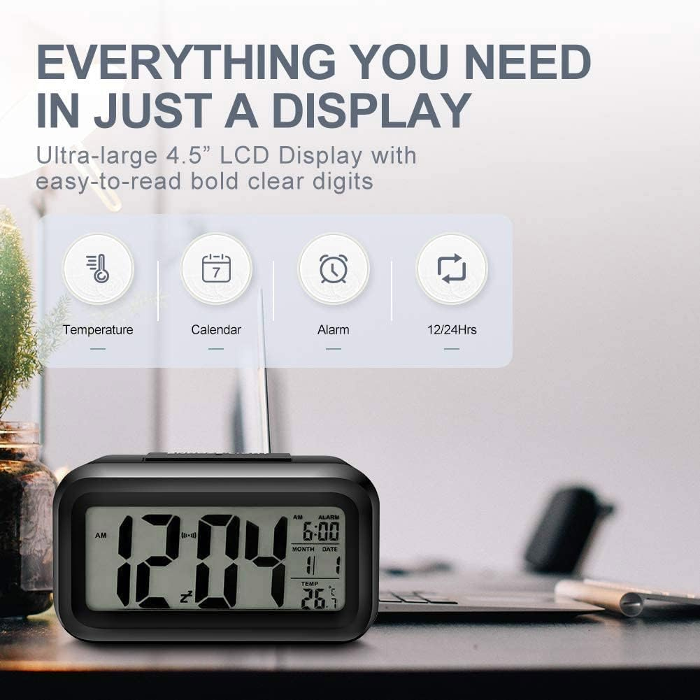 Ein schwarzer Digitalwecker zeigt 12:04 Uhr, 6:00 Uhr Alarm, Datum und 26,7°C an.