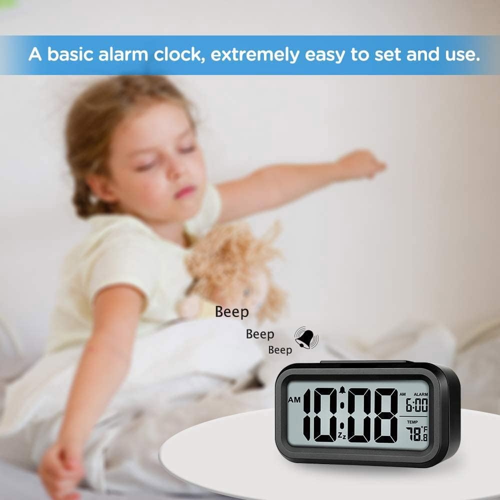 Ein Kind schläft, während ein Wecker klingelt. Die Zeit ist 10:08.