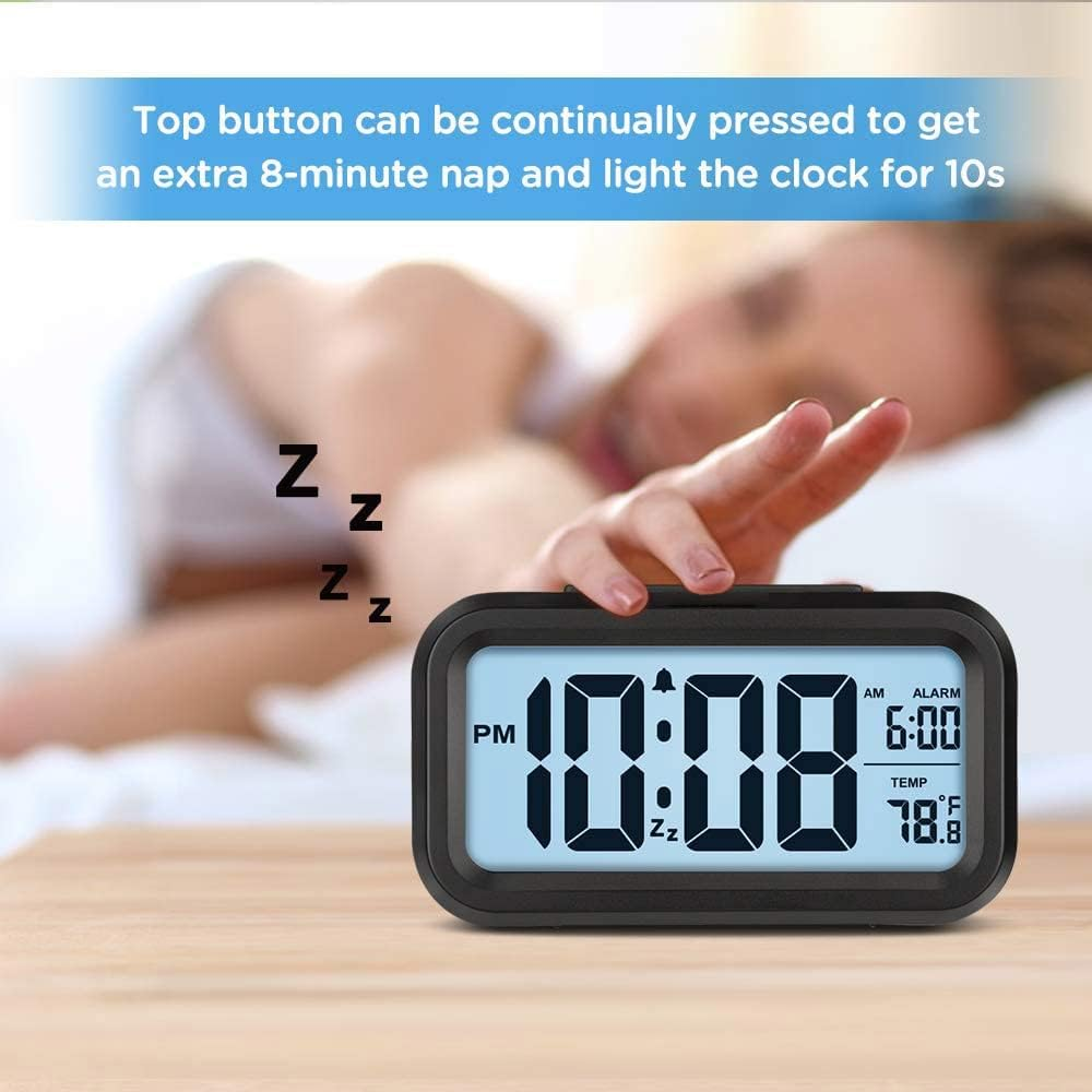 Ein digitaler Wecker zeigt 10:08 PM und 6:00 AM an. Eine Person schläft.