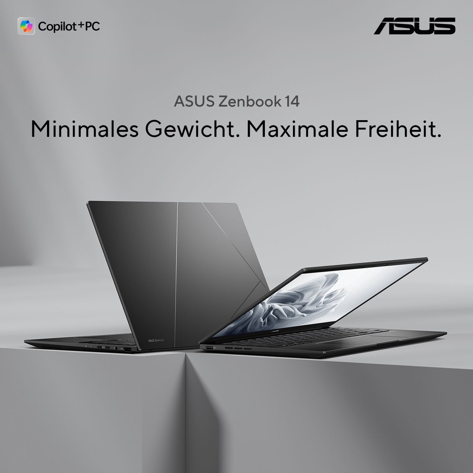 Zwei ASUS Zenbooks auf einem grauen Podest. Eines ist geschlossen, das andere geöffnet.