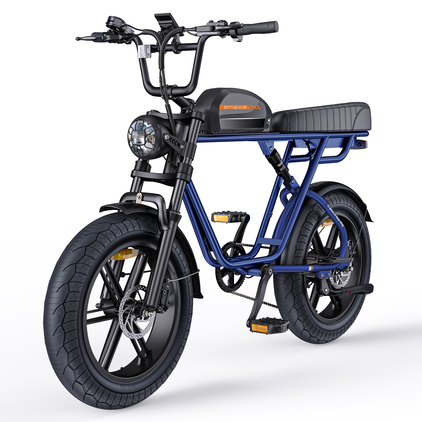 Una bicicleta eléctrica azul con neumáticos anchos, sillín y manillar negros.