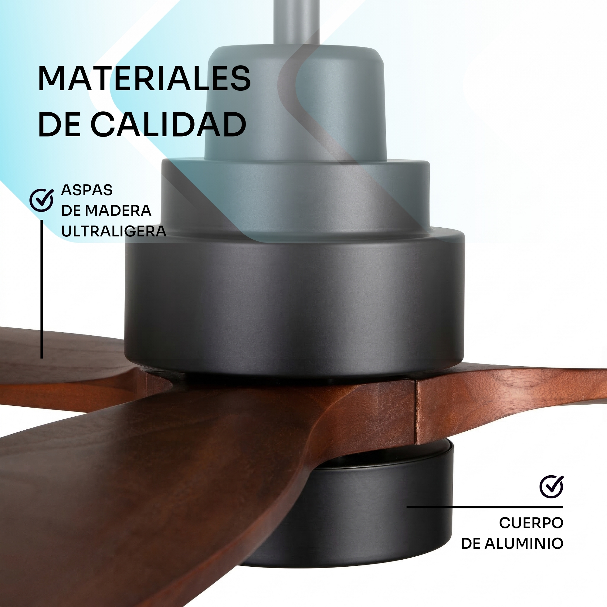 Ventilador de techo con aspas de madera y cuerpo de aluminio.