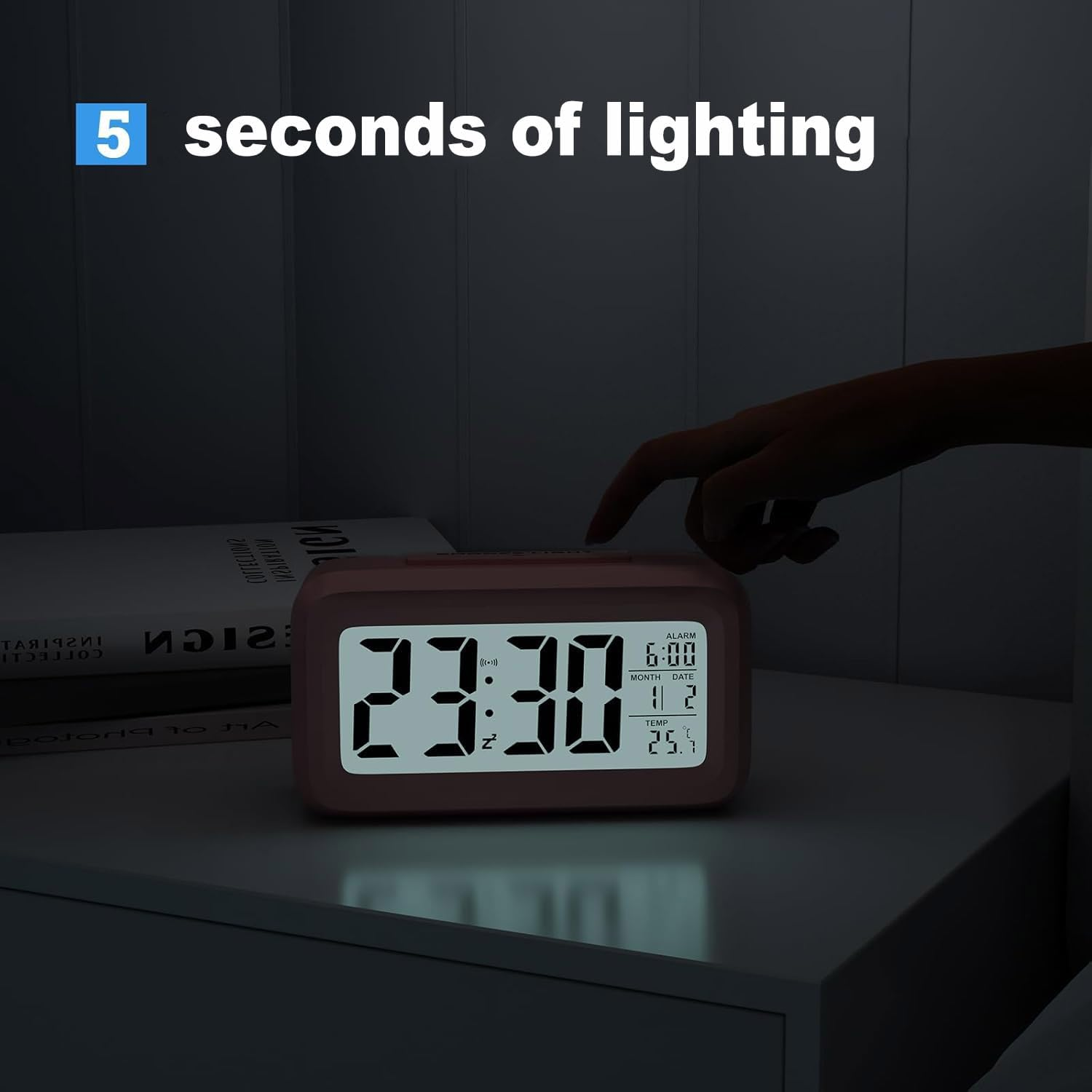 Ein rosa Digitalwecker zeigt 23:30 Uhr, 6:00 Uhr Alarm, 1/2 Datum, 25.1°C an.