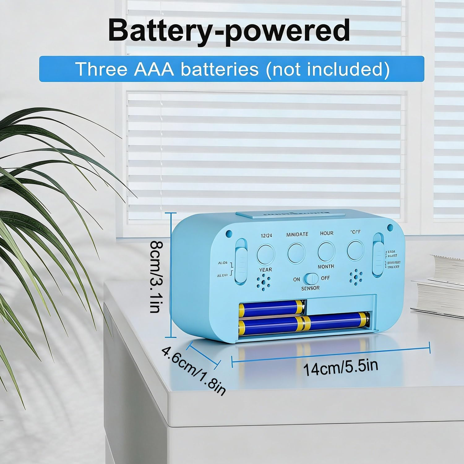 Ein hellblaues Digitalradio mit Batteriefach, das drei AAA-Batterien zeigt.