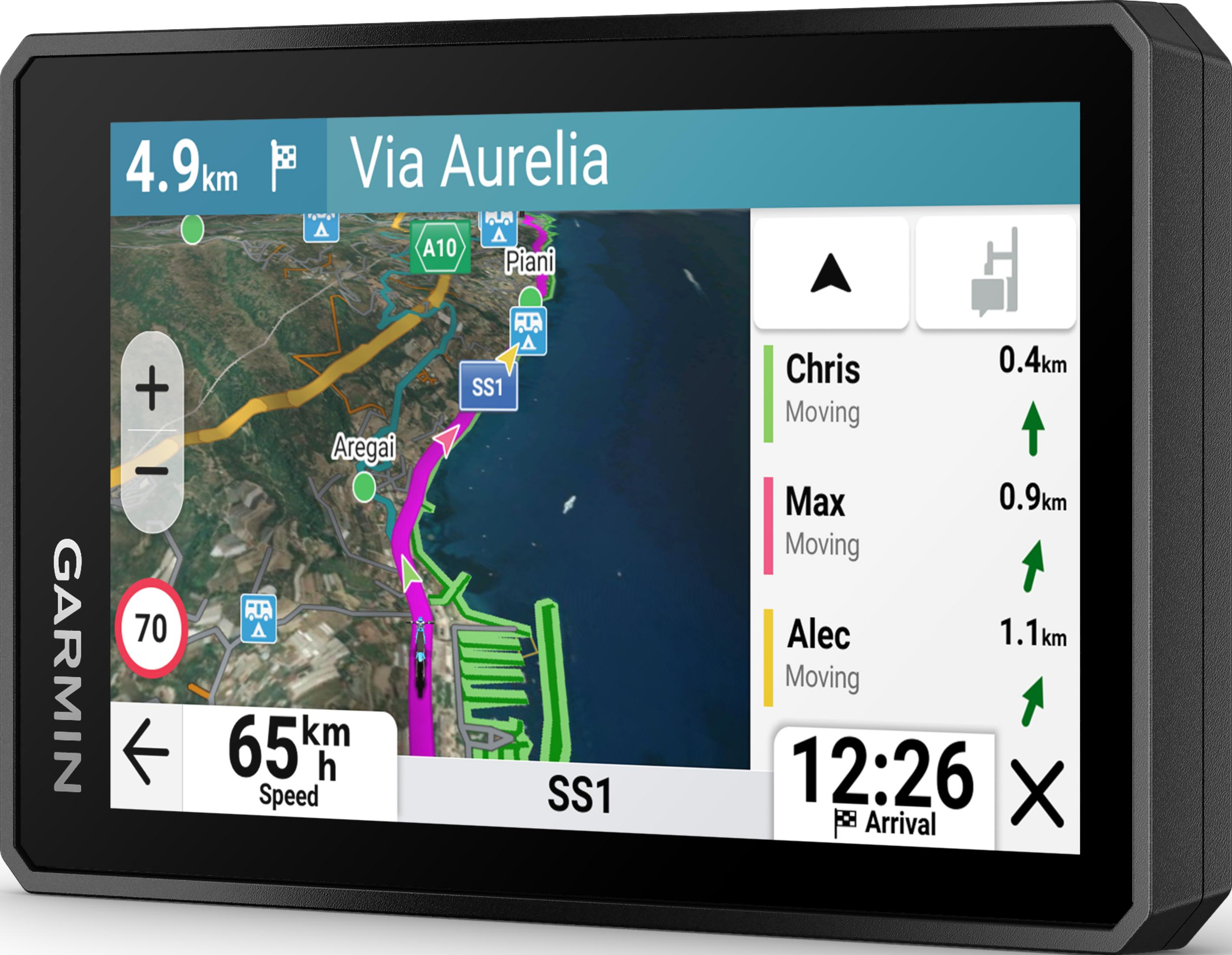 Dispositivo di navigazione Garmin mostra mappa, percorso Via Aurelia, velocità 65km/h, ora 12:26.