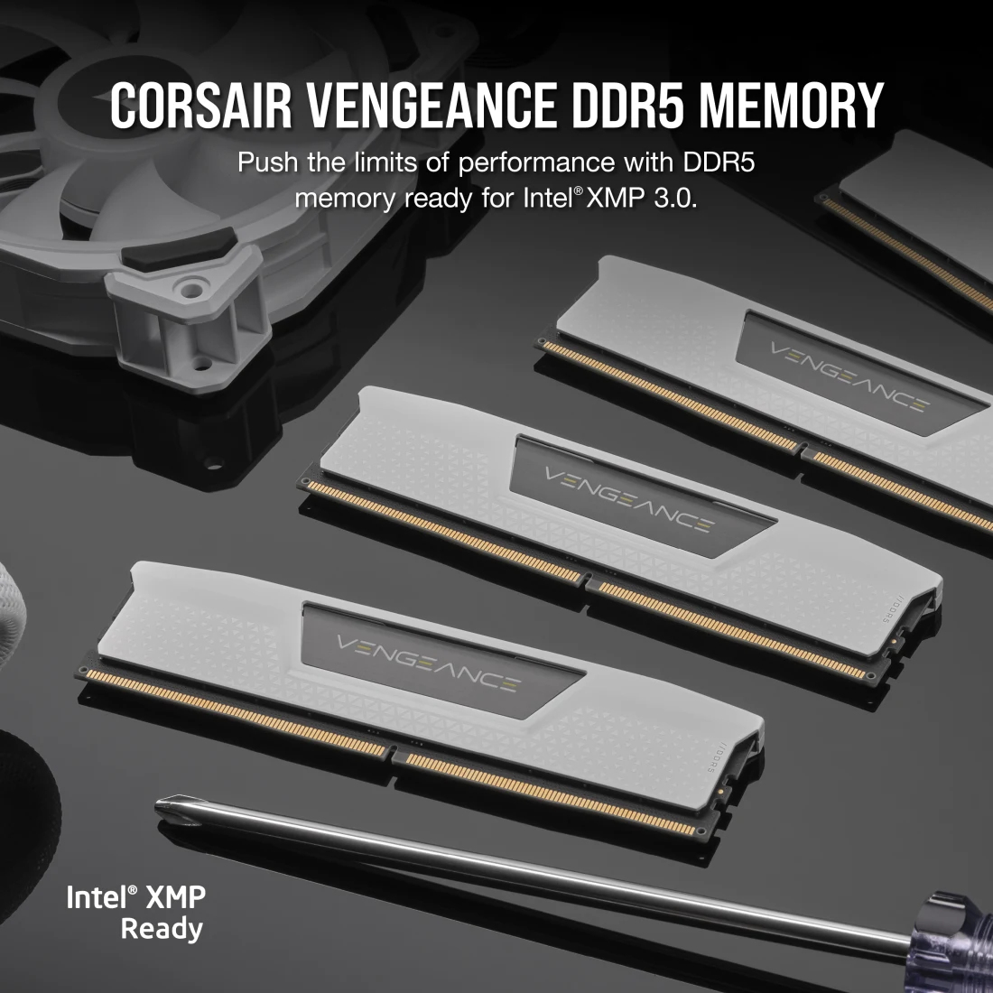 Tre moduli RAM Corsair Vengeance DDR5 bianchi su una superficie scura.