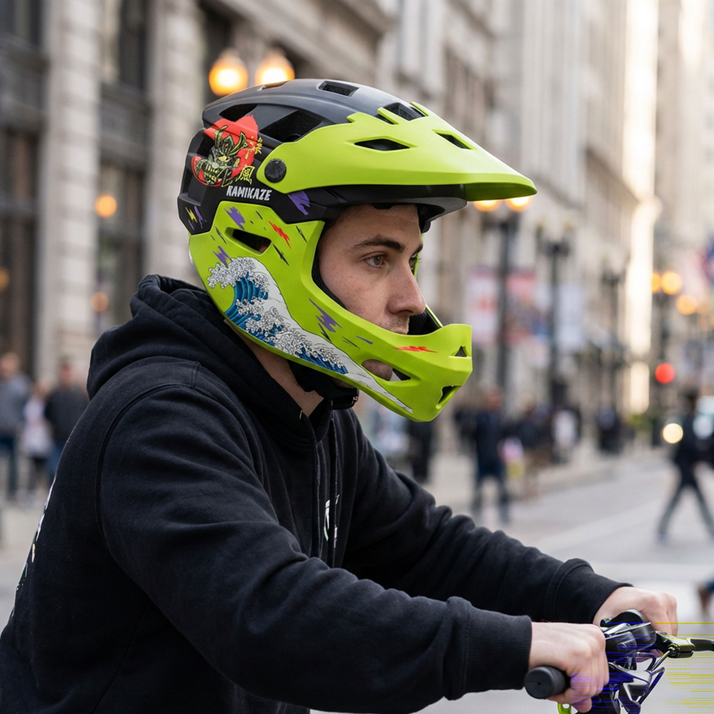 Un uomo indossa un casco dipinto vistoso e una felpa nera con cappuccio.