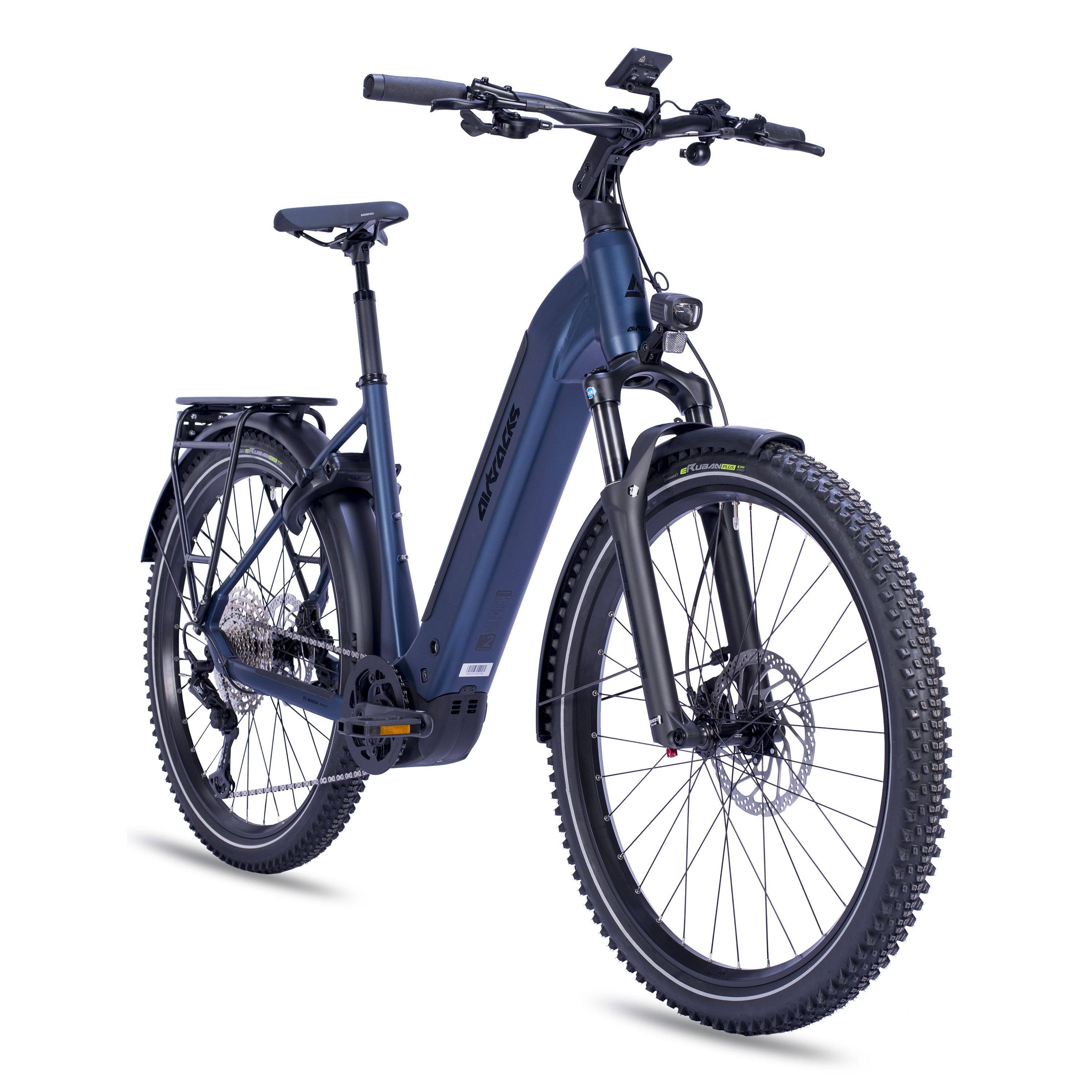 Dunkelblaues E-Bike mit breiten Reifen, Gepäckträger und Display.