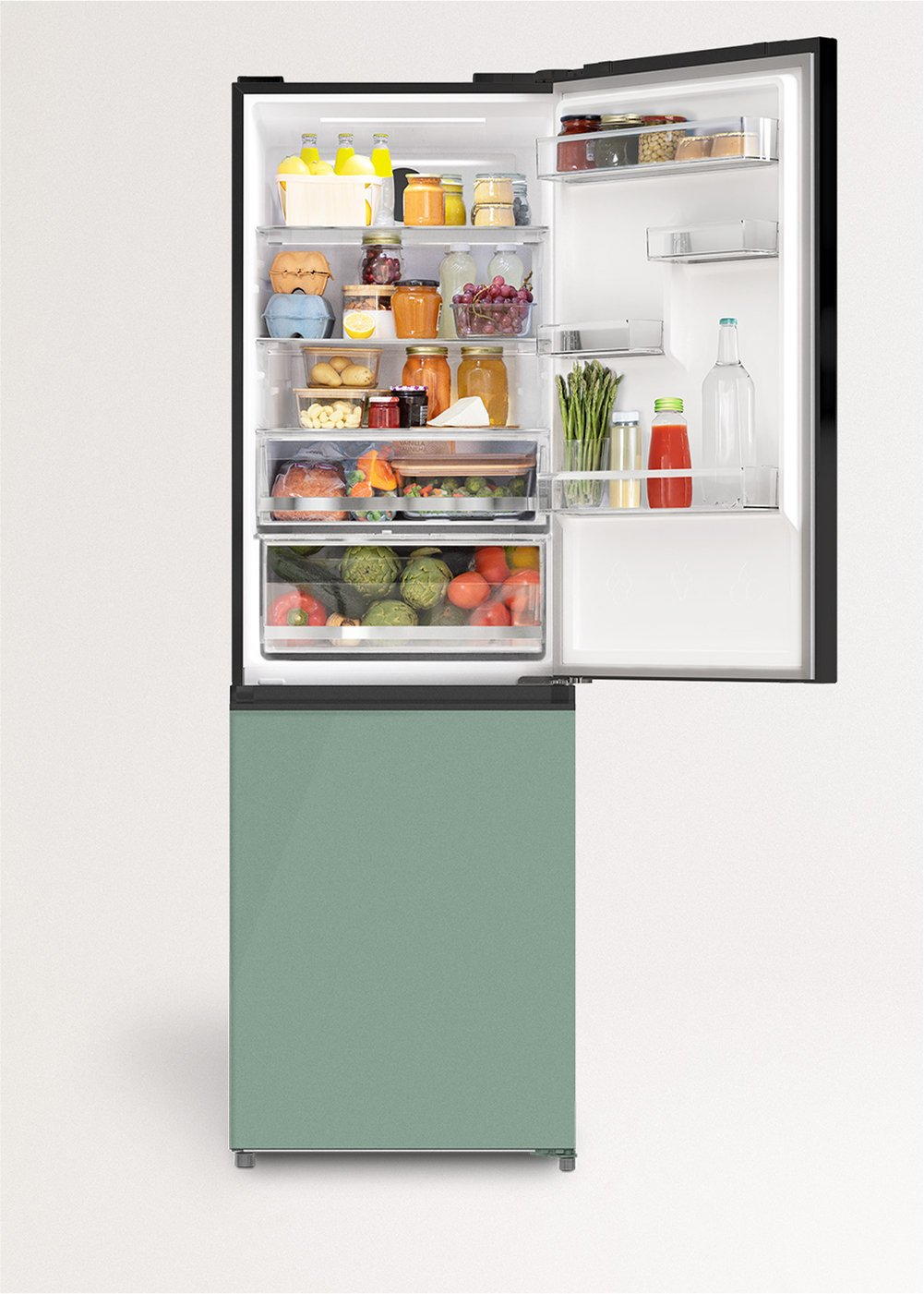 Refrigerador abierto con comida: frascos, botellas, huevos, frutas, verduras, espárragos.