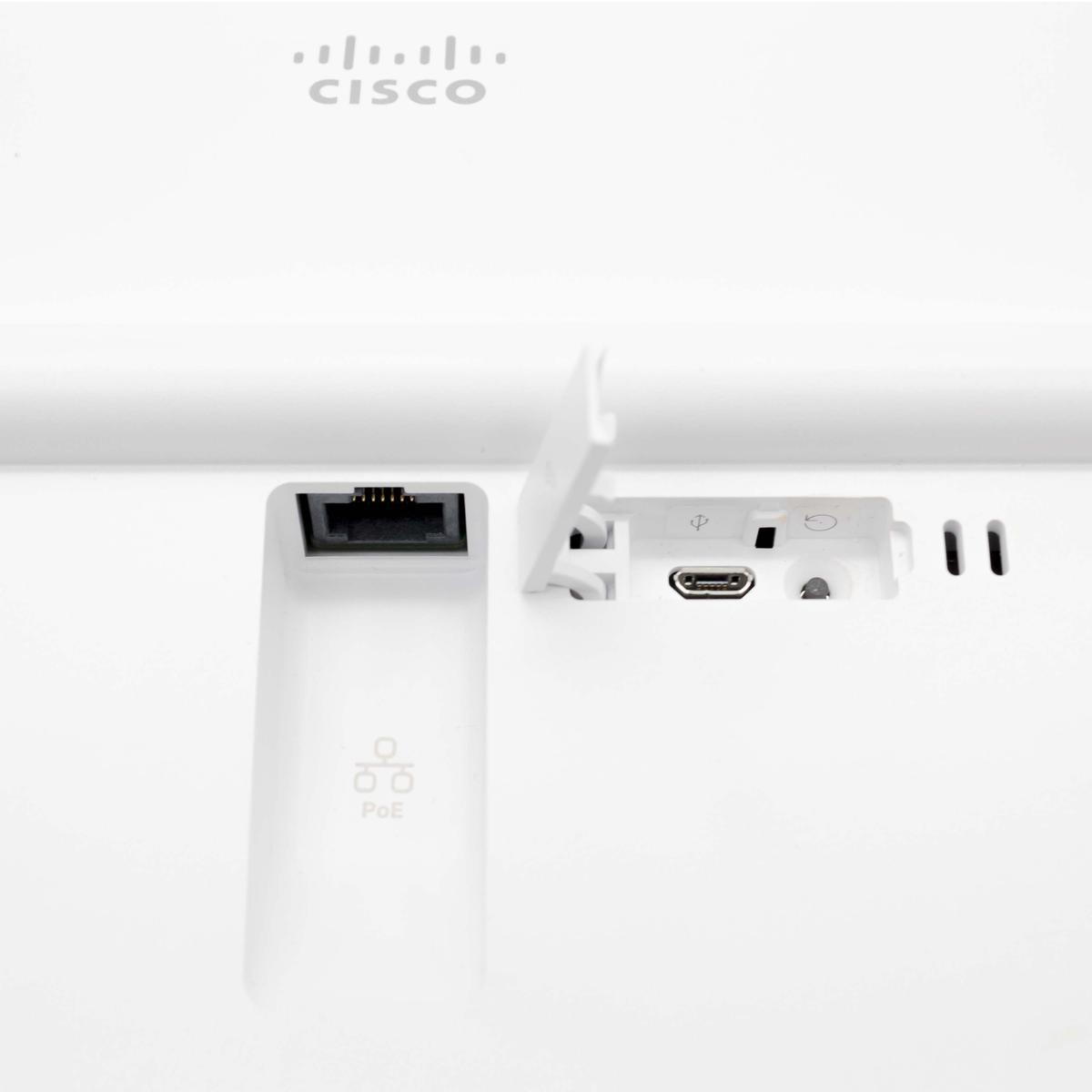 Dispositivo Cisco bianco con porta Ethernet, porta USB-C ed etichetta PoE.