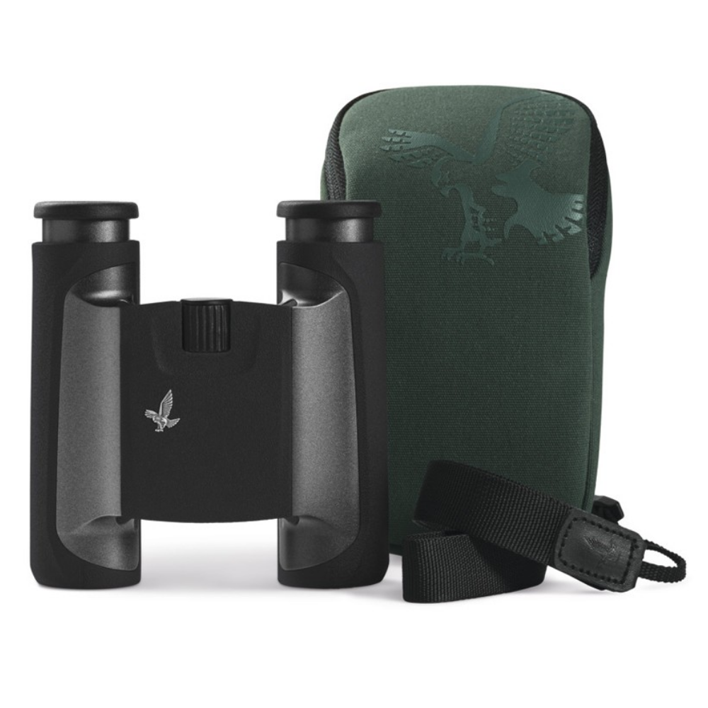 Zwarte verrekijker met zilveren vogel logo en groene tas met adelaar. Riem ernaast.
