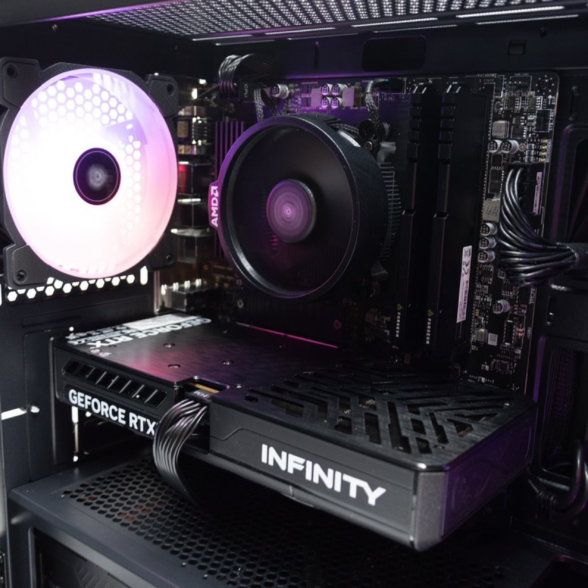 Un PC da gaming con ventole RGB, dissipatore CPU e scheda grafica GeForce RTX.