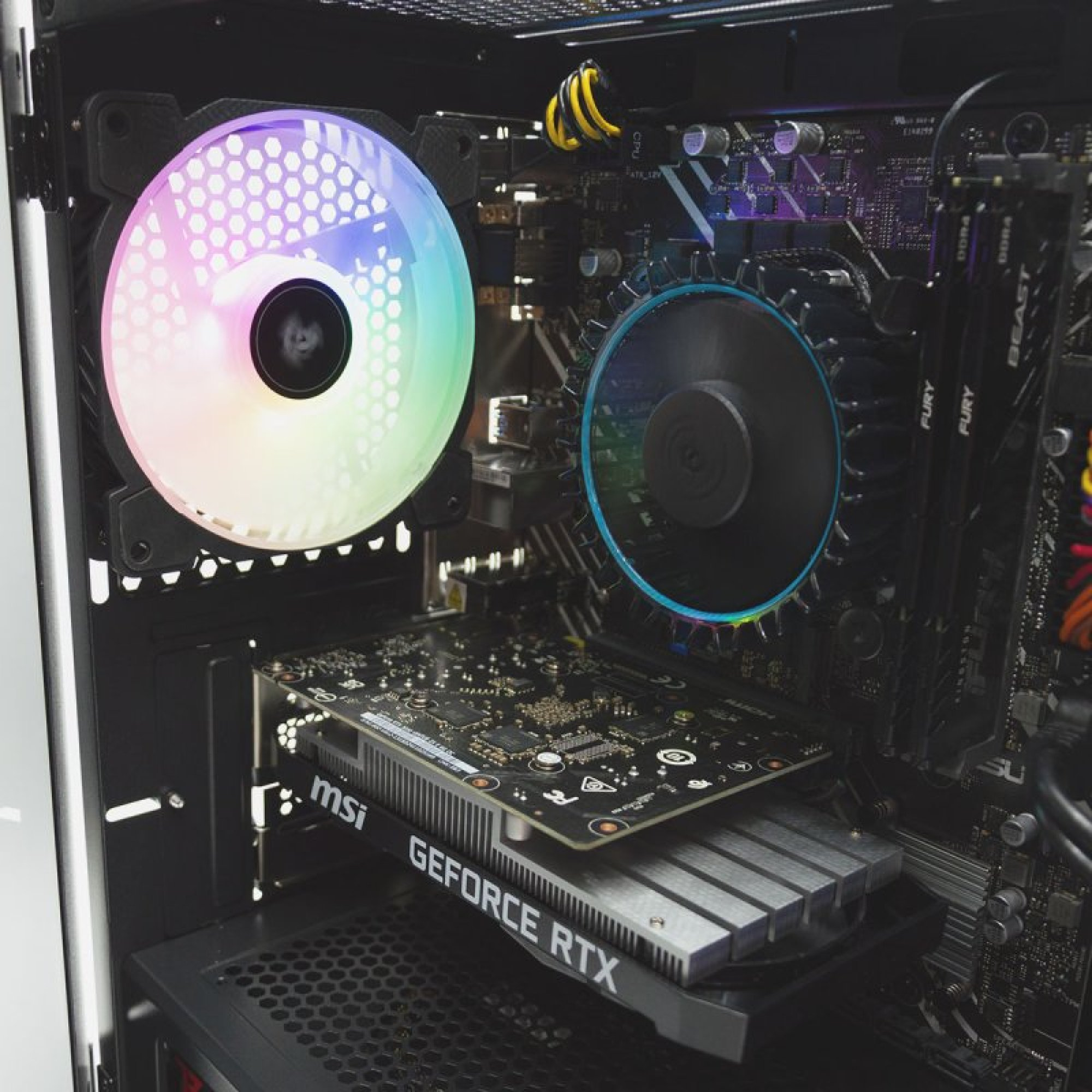 Interno di un PC con ventole RGB, scheda grafica e scheda madre.