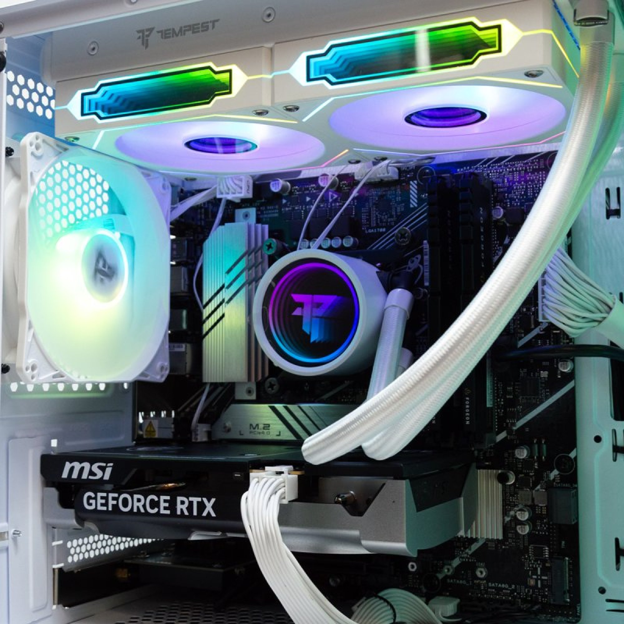 Interno di un case PC bianco, con ventole RGB, scheda grafica GeForce RTX e raffreddamento a liquido.