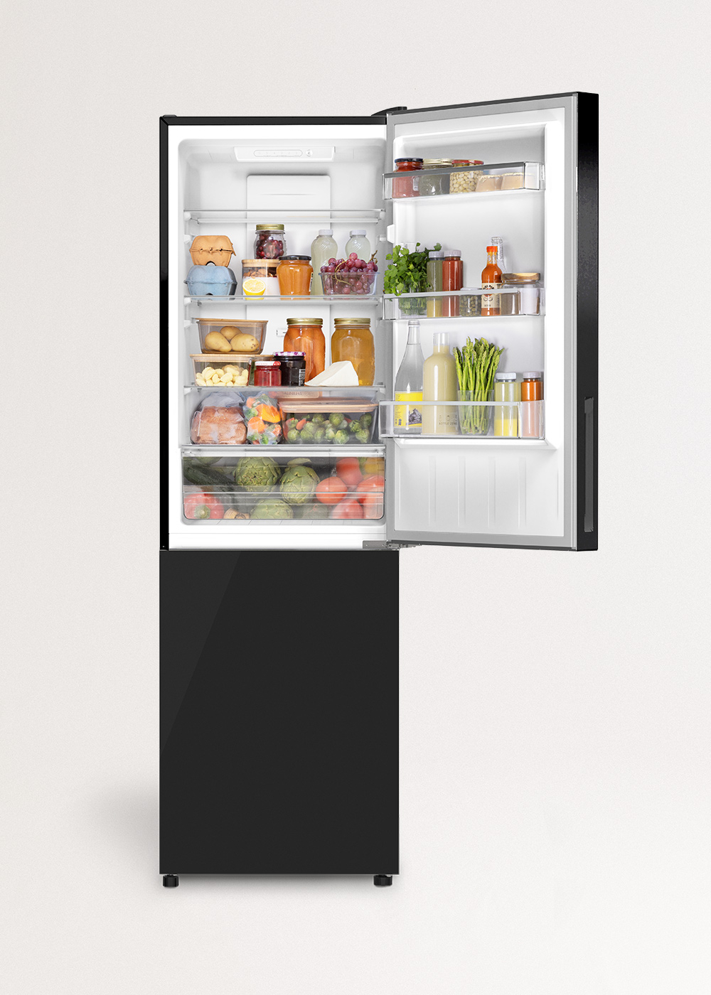 Un refrigerador negro abierto con estantes llenos de alimentos.