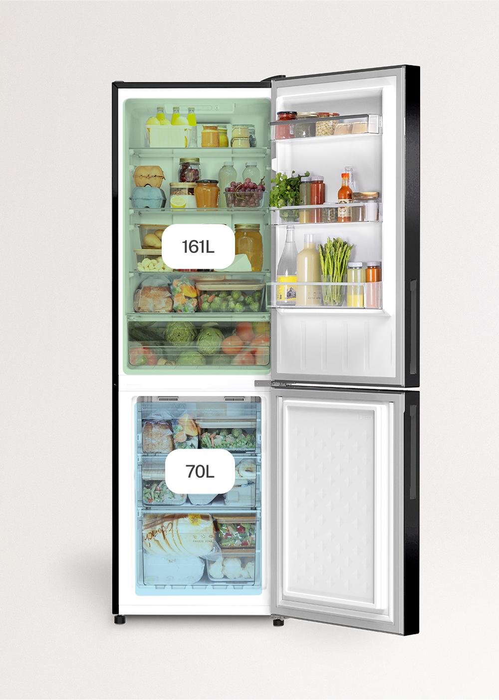 Un refrigerador abierto con estantes y cajones llenos. Capacidades de 161L y 70L.