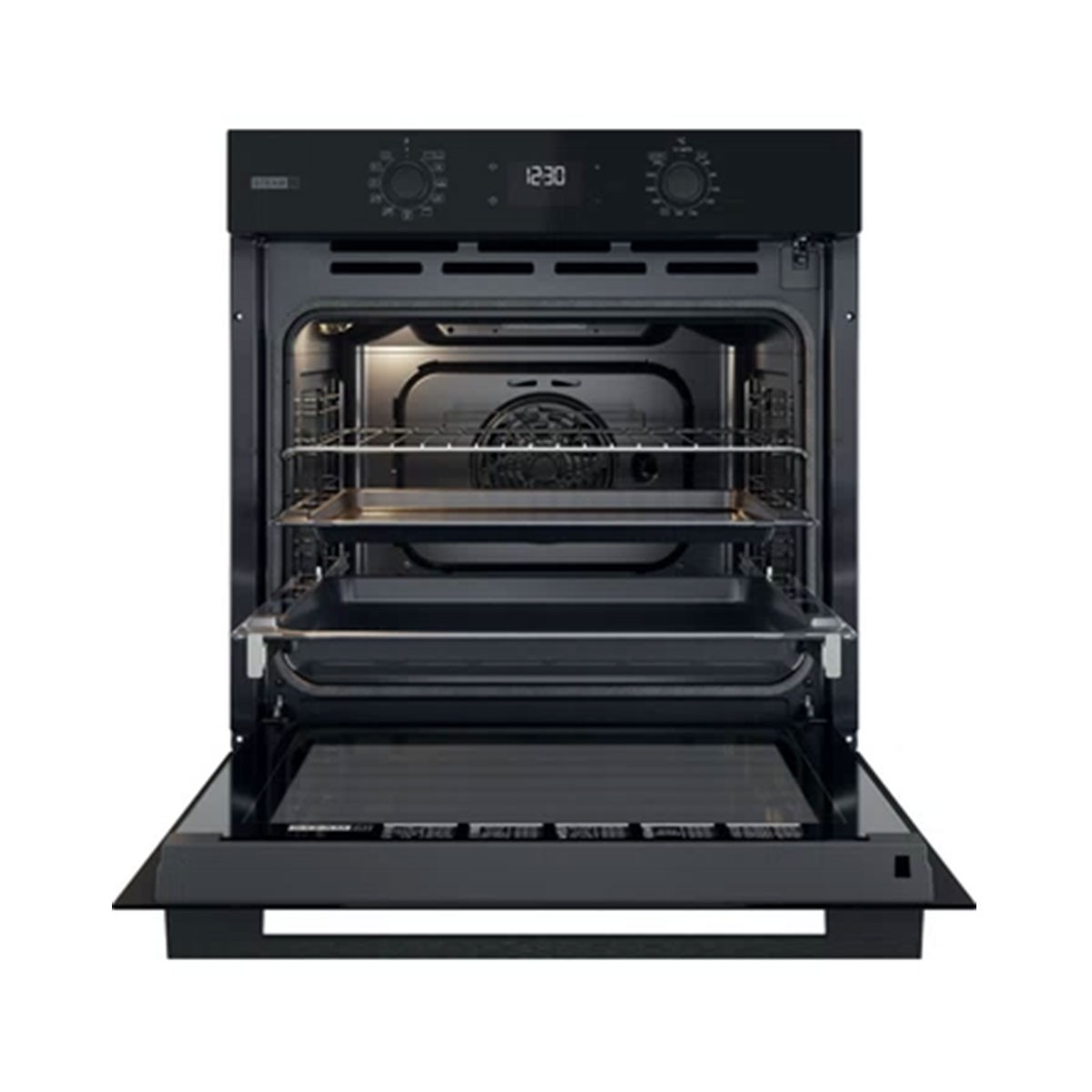Un forno da incasso nero con porta aperta, che mostra griglie e teglie.