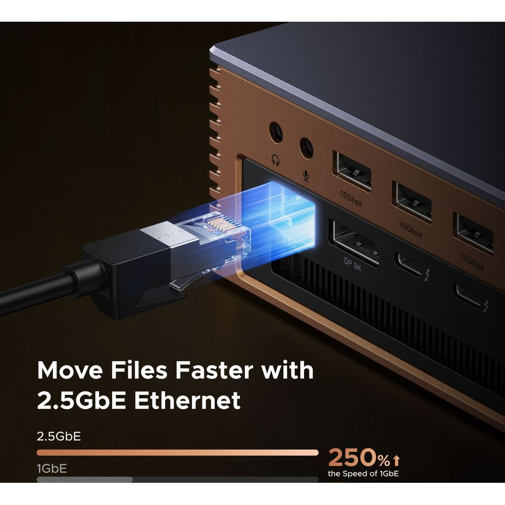 Ein Netzwerkkabel wird in einen Computeranschluss gesteckt.