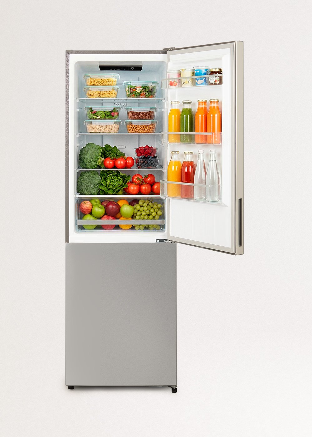 Un refrigerador abierto con frutas, verduras y bebidas.