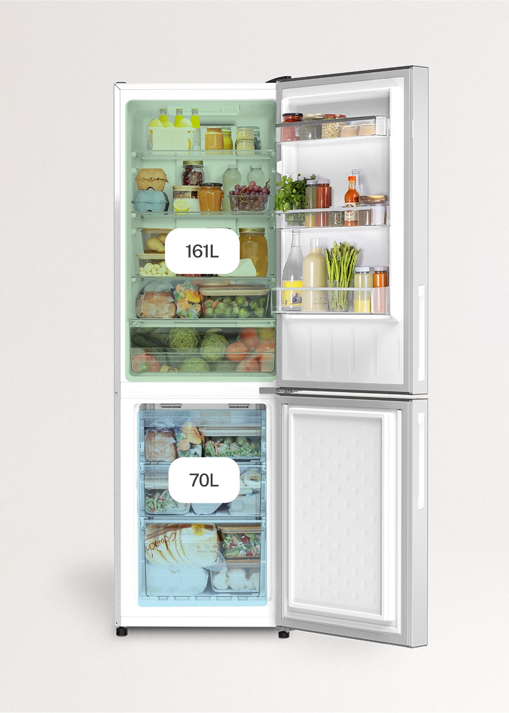 Refrigerador abierto con compartimentos de 161L y 70L llenos de comida.
