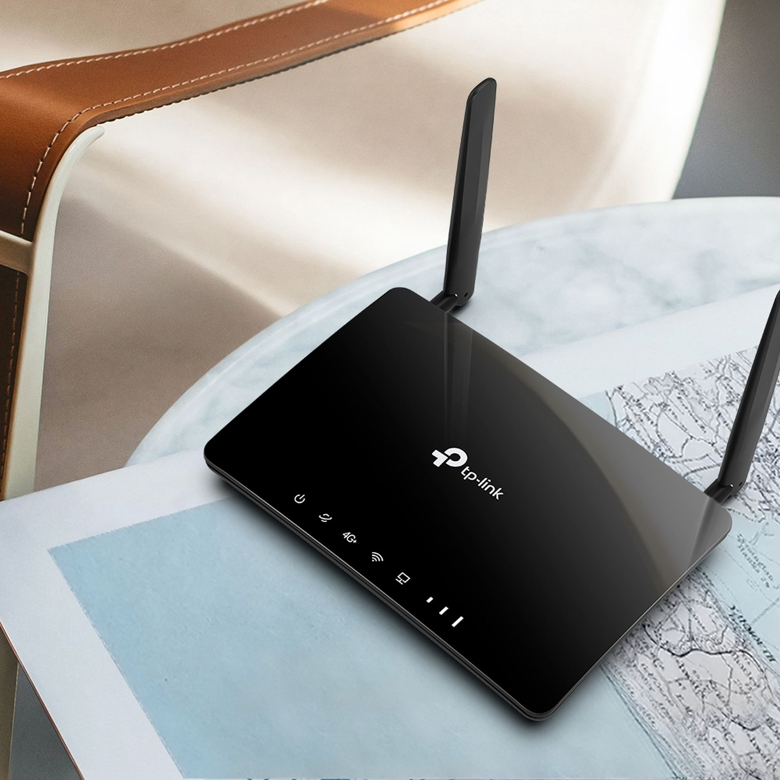 Un router TP-Link negro con antenas sobre una mesa.