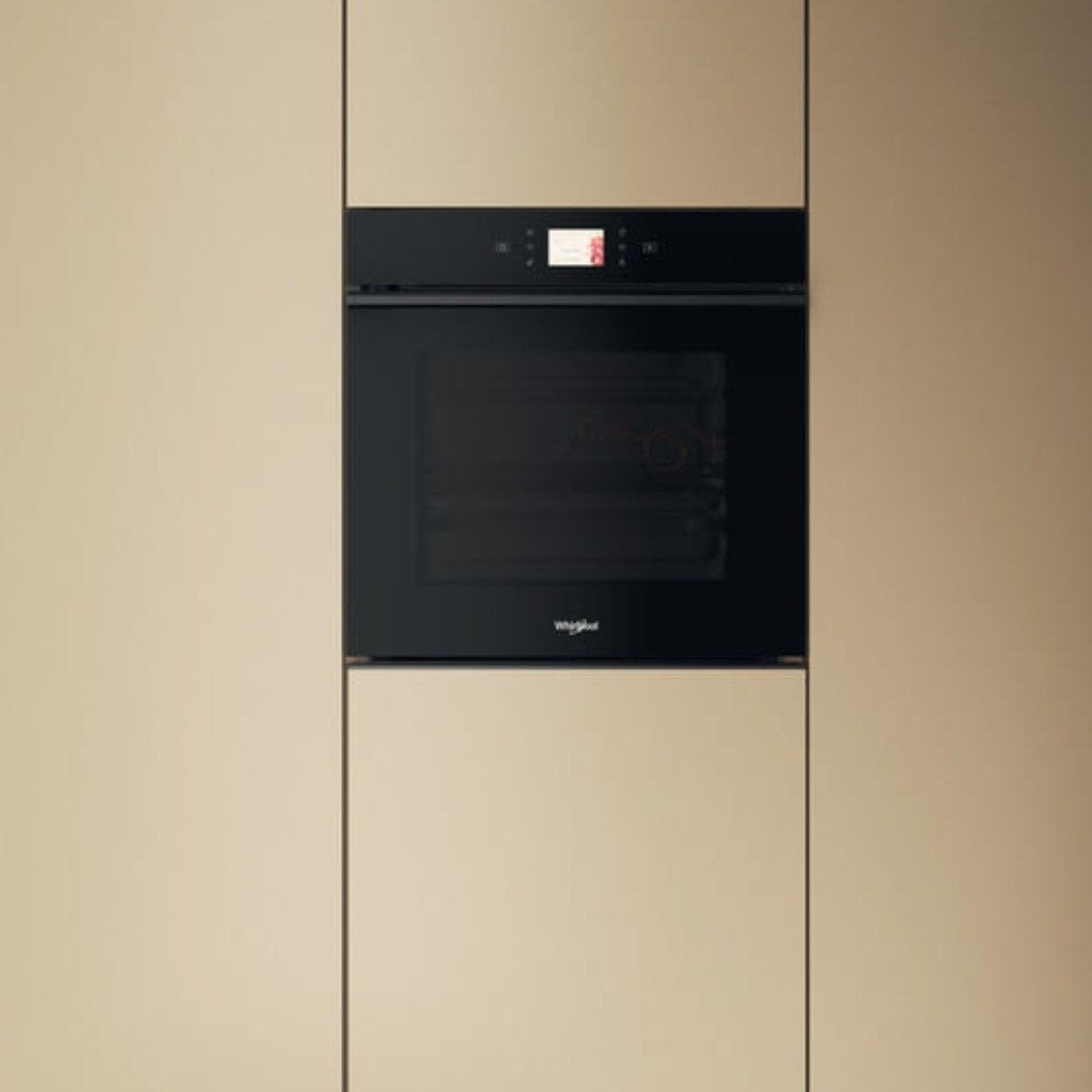 Un moderno forno da incasso nero con display digitale, inserito in mobili da cucina color crema.