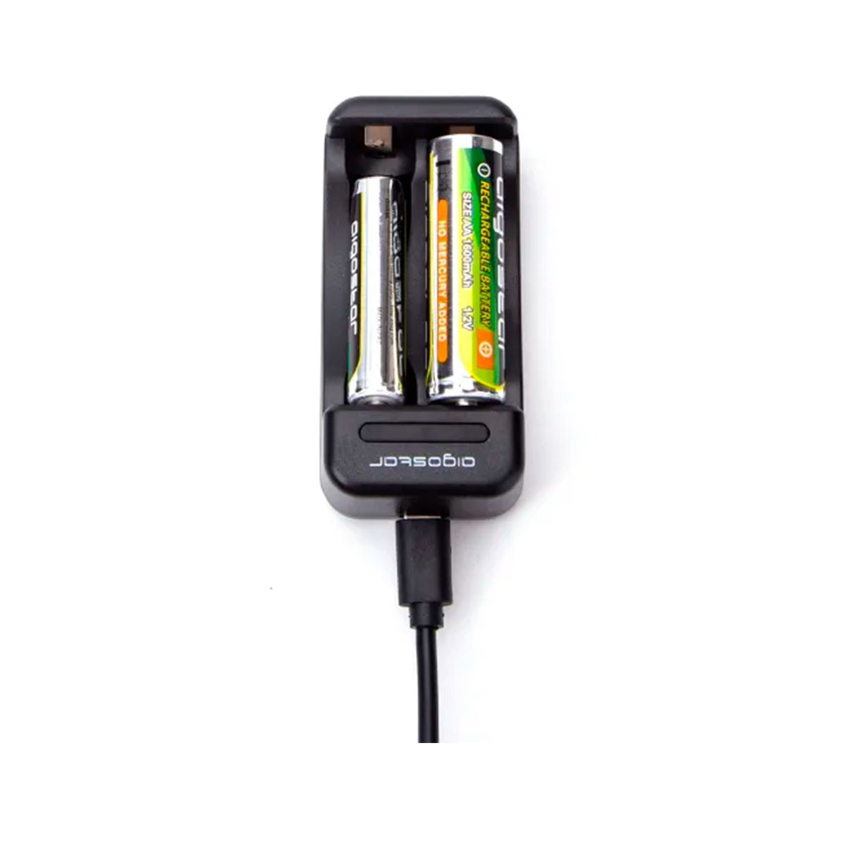 Due batterie AAA in un caricabatterie nero con cavo USB.