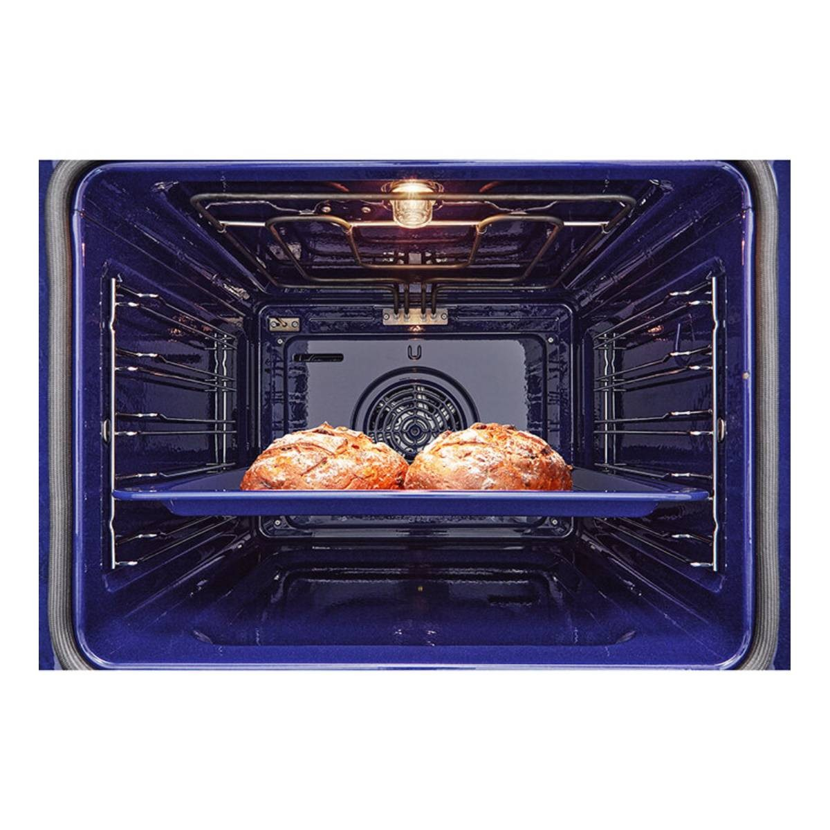 Due pagnotte su una teglia blu dentro un forno scuro.