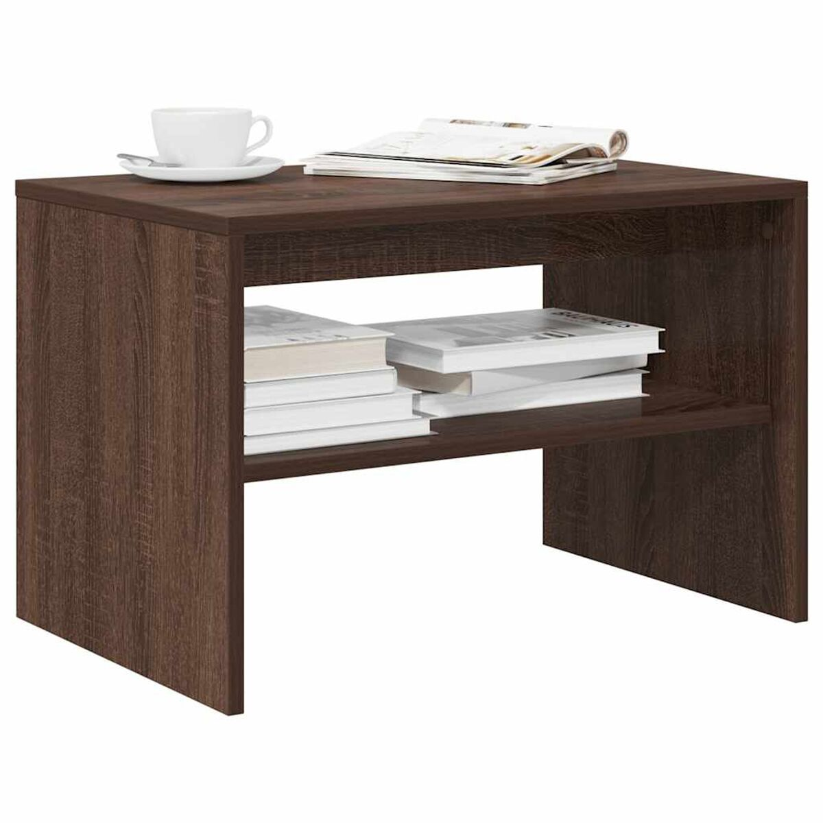 Mesa auxiliar marrón oscuro con libros y taza de café.