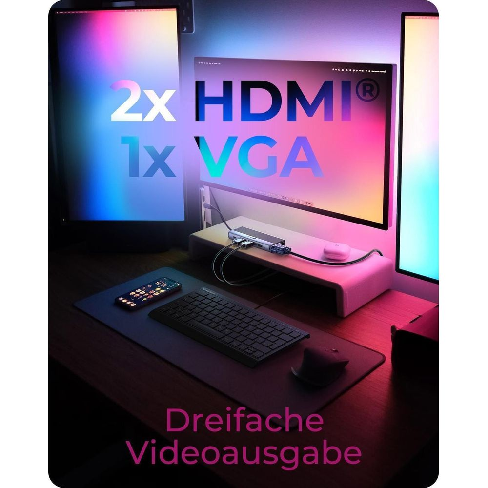 Ein Schreibtisch mit drei Monitoren, Tastatur, Maus und einem Hub.
