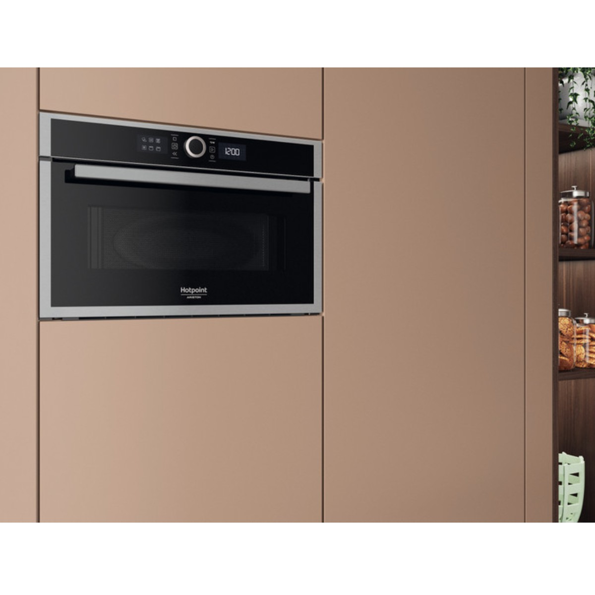 Forno a microonde da incasso con porta nera e display digitale in cucina beige.
