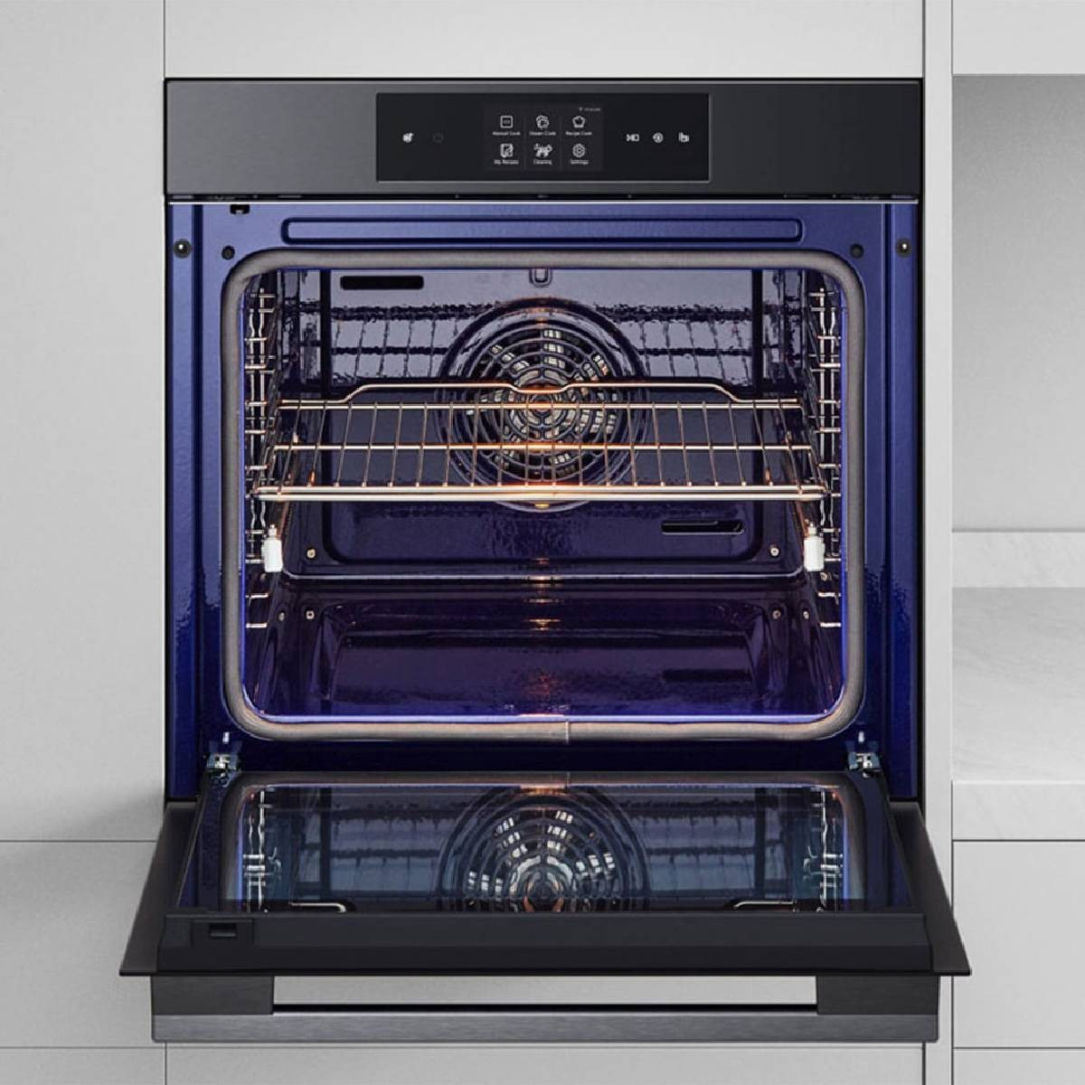 Un forno da incasso moderno con porta aperta, interni blu e controlli digitali.
