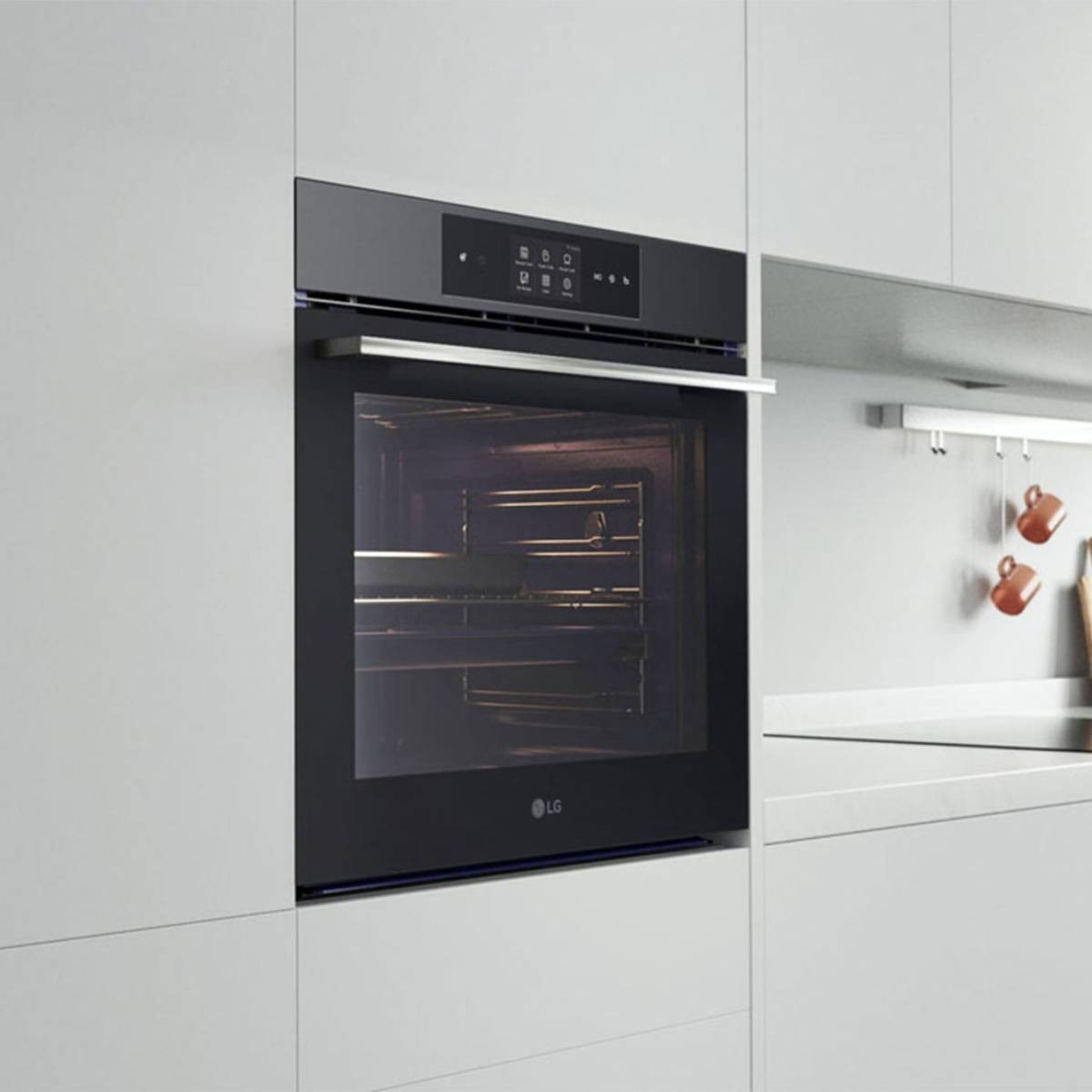 Forno da incasso moderno con porta in vetro nero e pannello di controllo digitale. Accanto, un piano di lavoro con tazze.