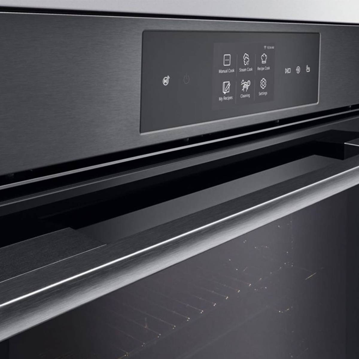Pannello di controllo scuro di un forno con opzioni touchscreen come 'Cottura Manuale'.