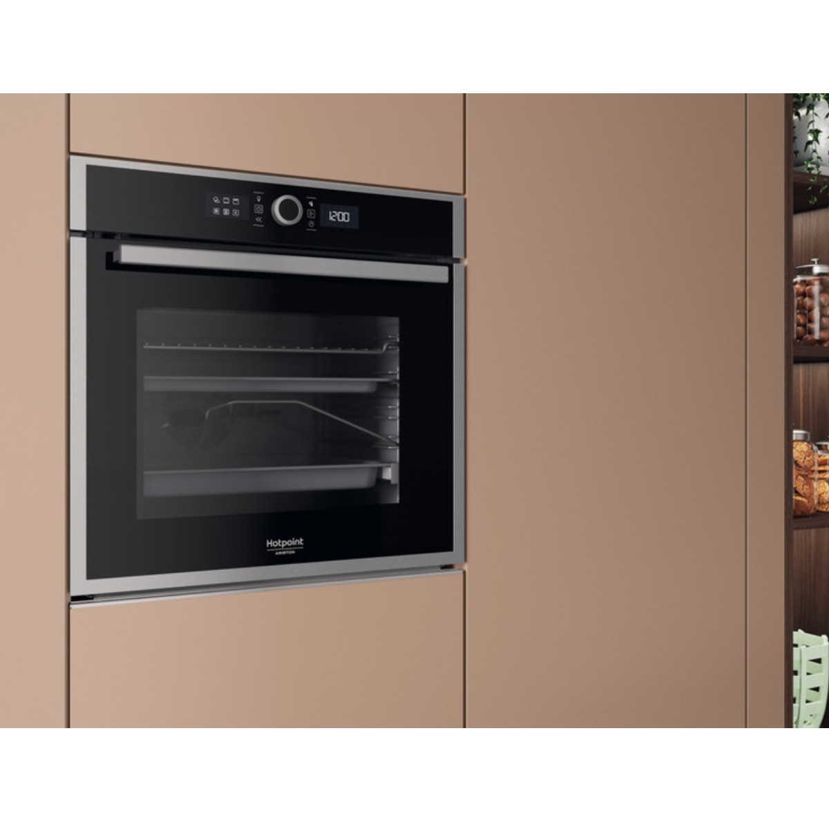 Forno da incasso moderno con porta nera, cornice argentata e display digitale.